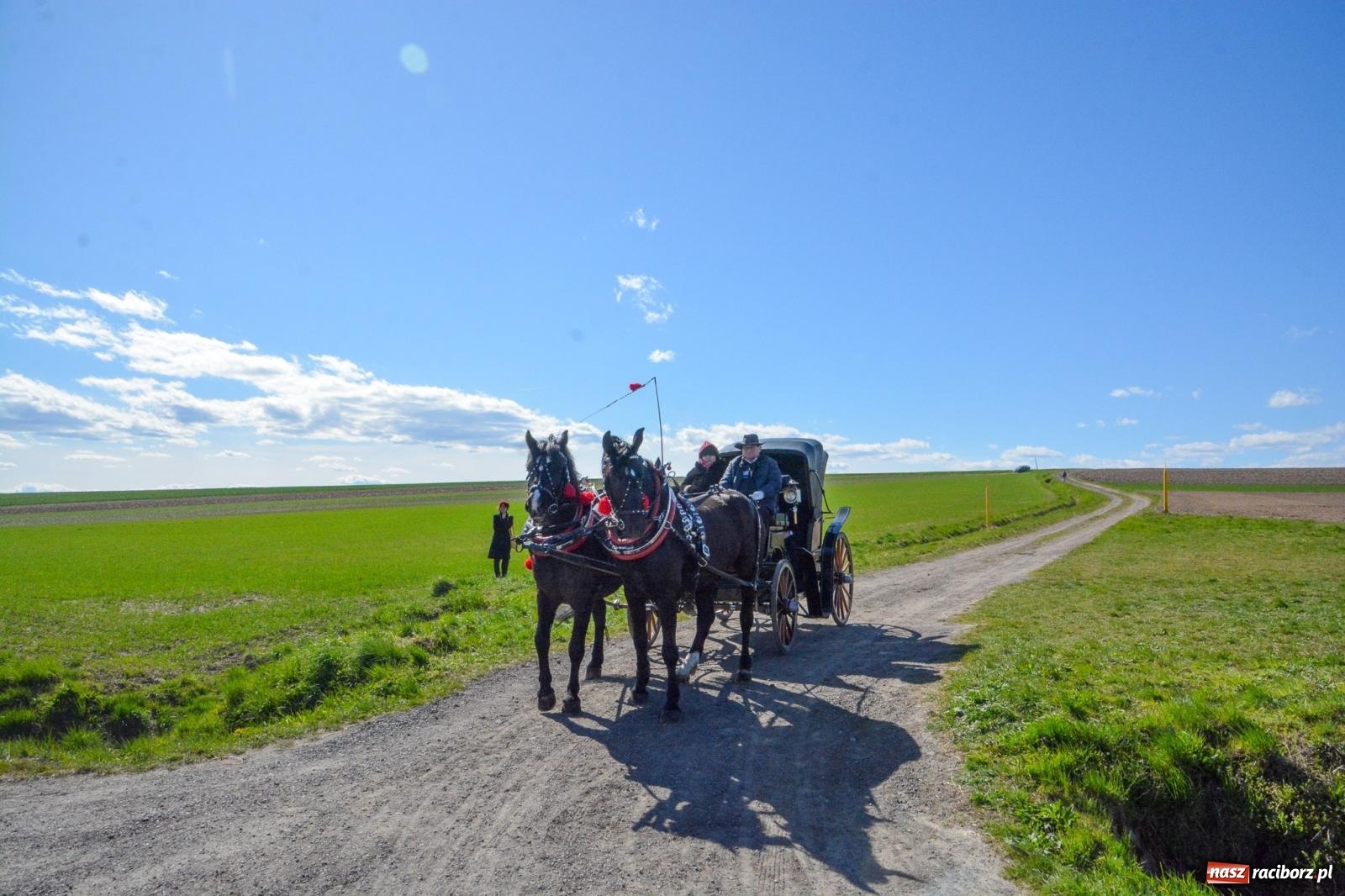 Zdjęcie w galerii na portalu naszraciborz.pl: Racibórz-Sudół: wielkanocna procesja konna z tradycją i modlitwą o urodzaj wiadomości z regionu