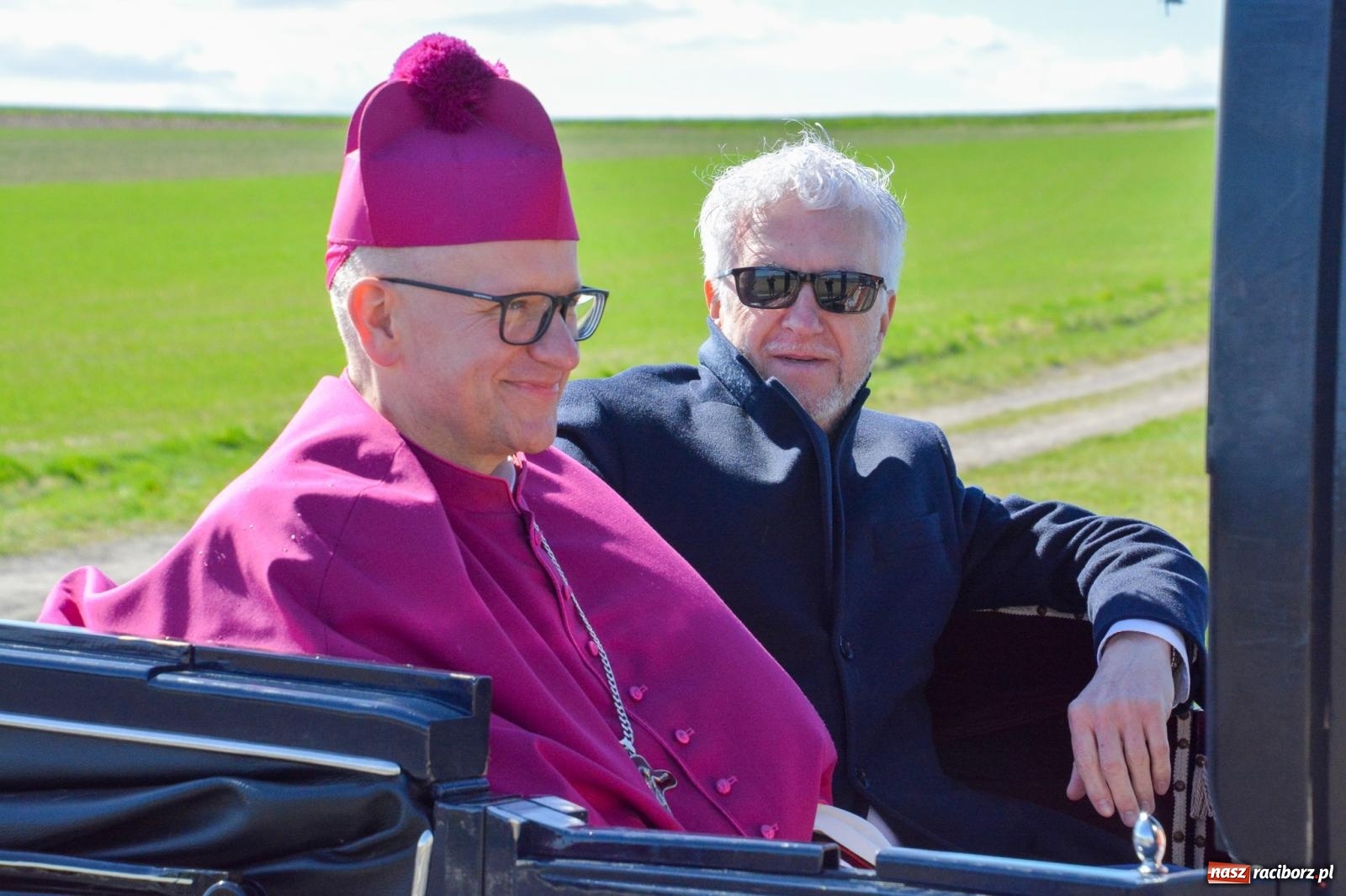 Zdjęcie w galerii na portalu naszraciborz.pl: Racibórz-Sudół: wielkanocna procesja konna z tradycją i modlitwą o urodzaj wiadomości z regionu