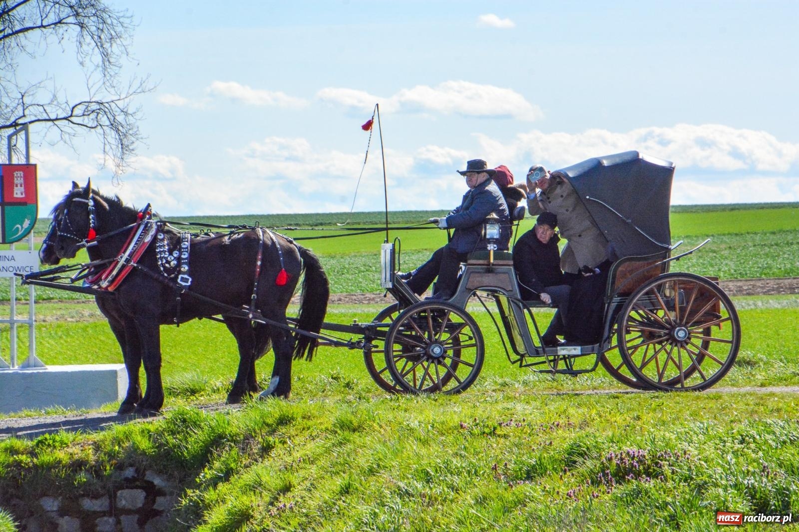 Zdjęcie w galerii na portalu naszraciborz.pl: Racibórz-Sudół: wielkanocna procesja konna z tradycją i modlitwą o urodzaj wiadomości z regionu
