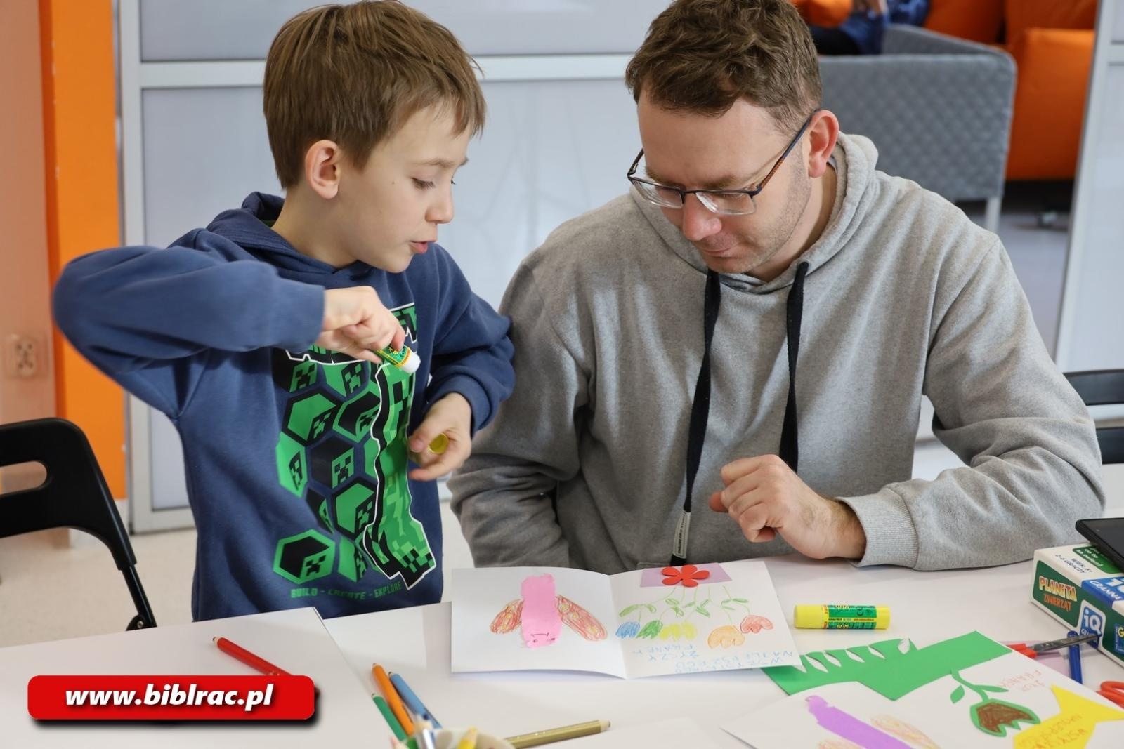 Zdjęcie w galerii na portalu naszraciborz.pl: Tajemnice pszczół na spotkaniu Klubu Ojca w bibliotece wiadomości z regionu