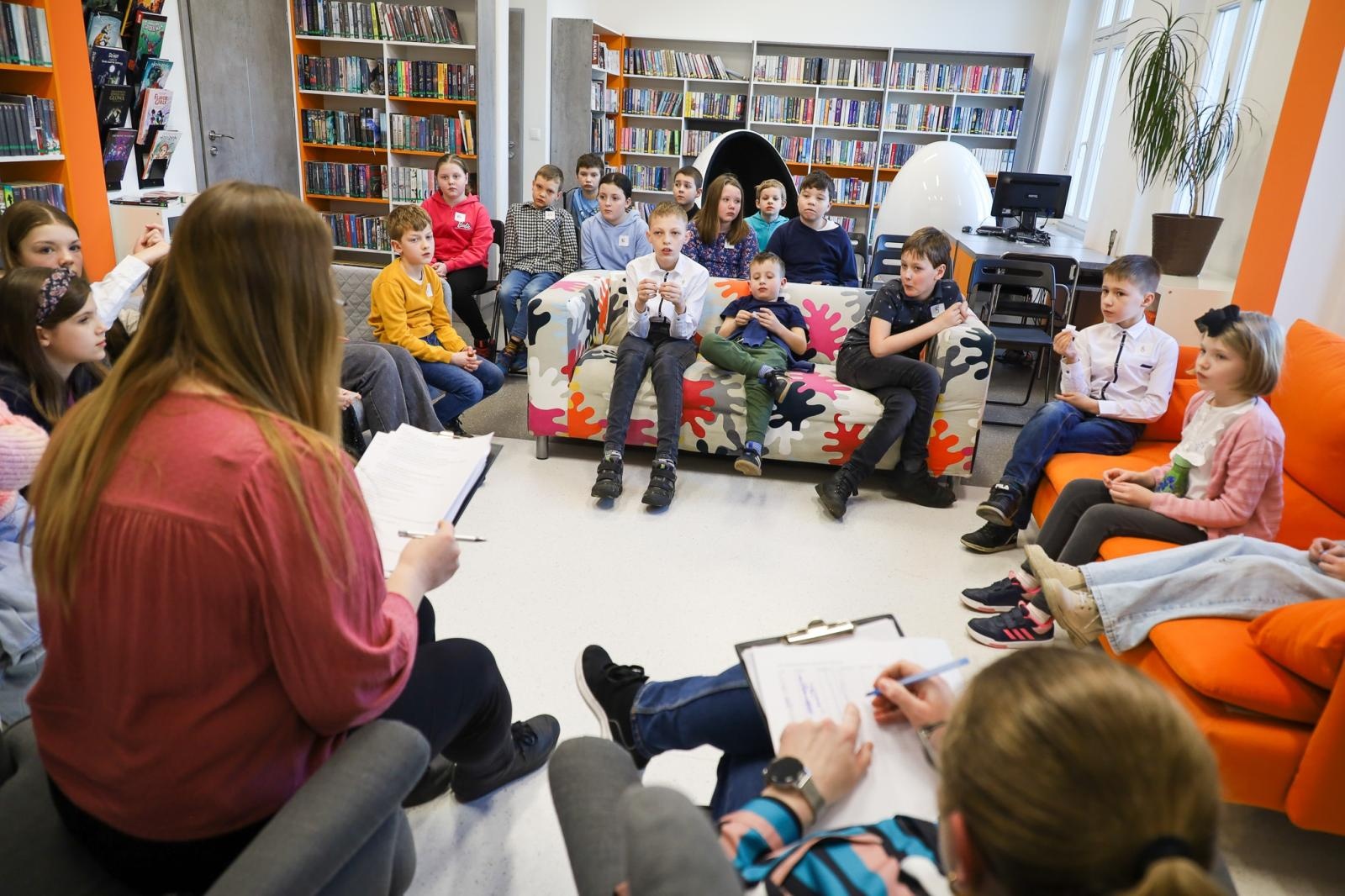 Zdjęcie w galerii na portalu naszraciborz.pl: Konkurs wiedzy dla dzieci Czerwone krzesło w raciborskiej bibliotece wiadomości z regionu