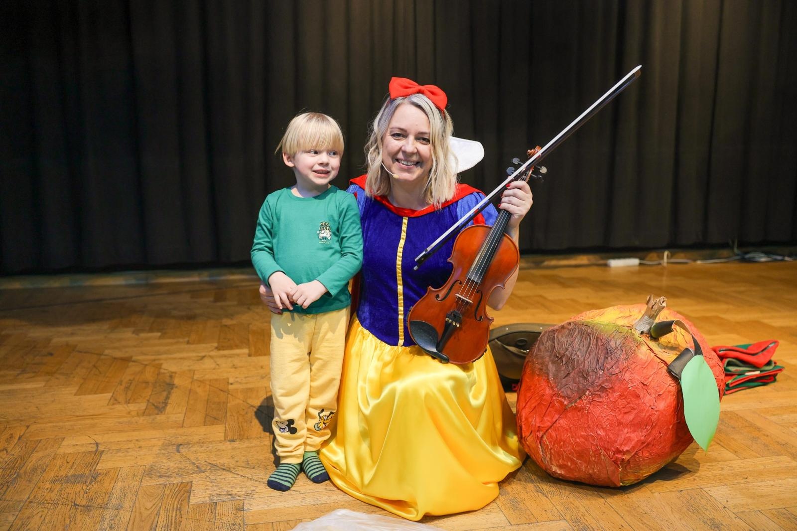 Zdjęcie w galerii na portalu naszraciborz.pl: Od Śnieżki po Kosmiczne Opowieści. Maluchy w krainie dźwięku zapraszają na koncert wiadomości z regionu