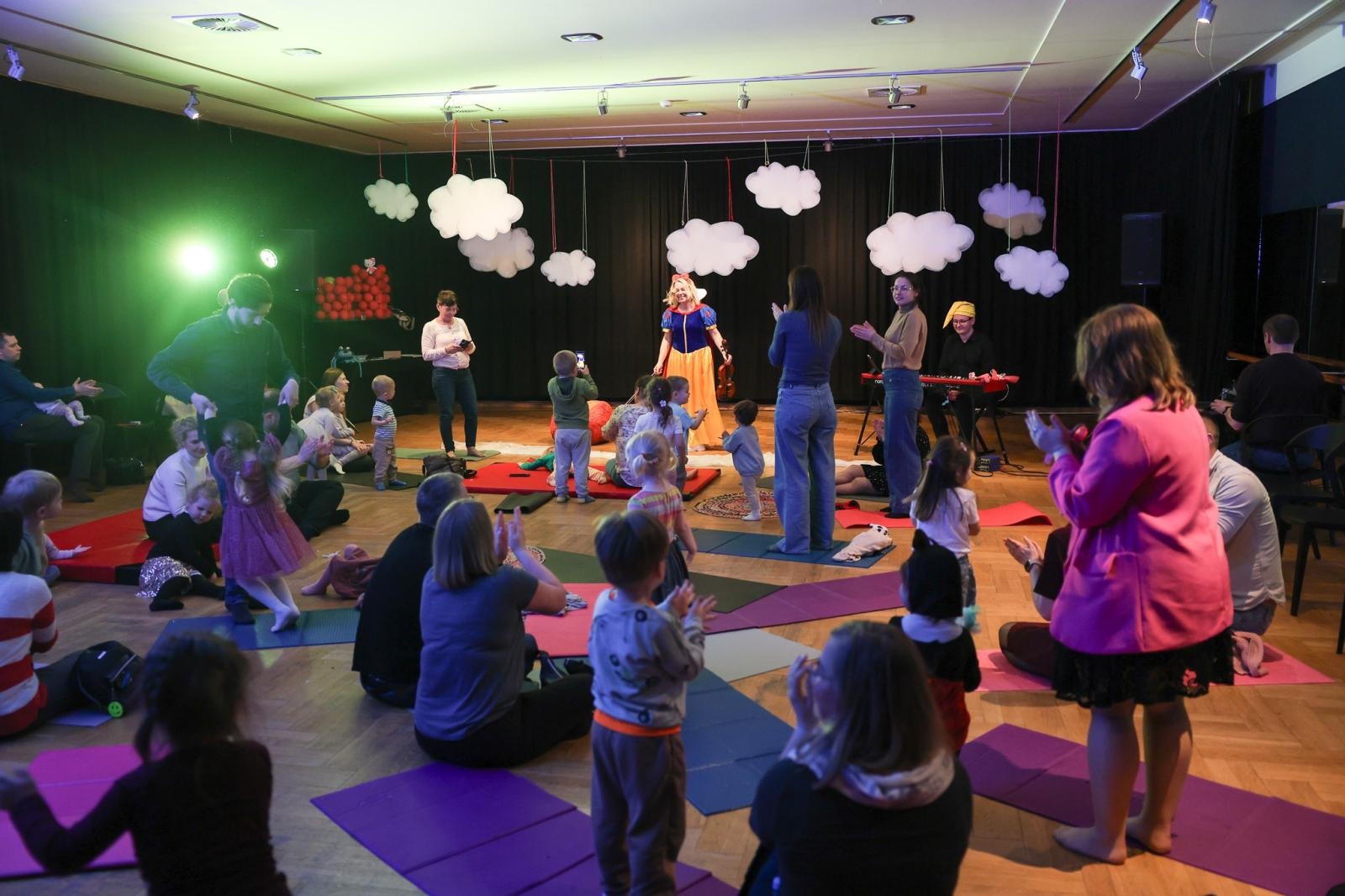 Zdjęcie w galerii na portalu naszraciborz.pl: Od Śnieżki po Kosmiczne Opowieści. Maluchy w krainie dźwięku zapraszają na koncert wiadomości z regionu