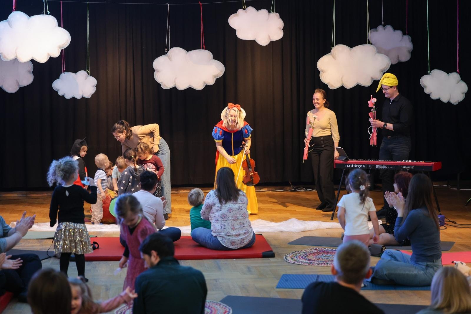 Zdjęcie w galerii na portalu naszraciborz.pl: Od Śnieżki po Kosmiczne Opowieści. Maluchy w krainie dźwięku zapraszają na koncert wiadomości z regionu