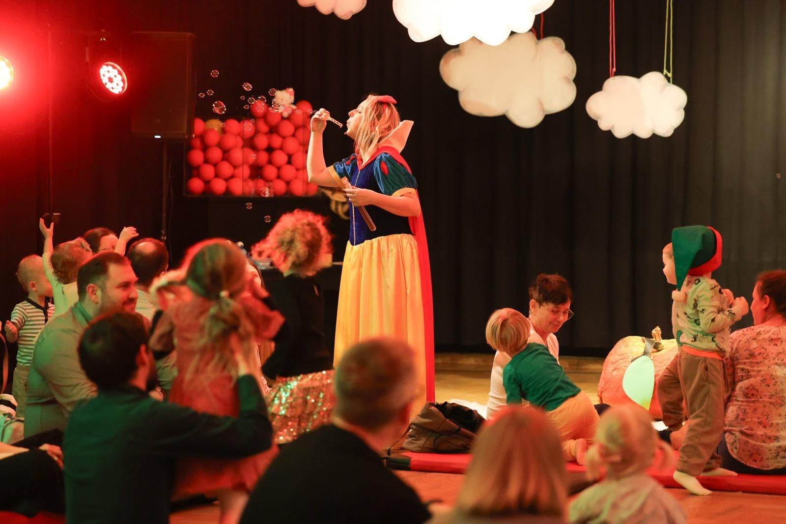 Zdjęcie w galerii na portalu naszraciborz.pl: Od Śnieżki po Kosmiczne Opowieści. Maluchy w krainie dźwięku zapraszają na koncert wiadomości z regionu