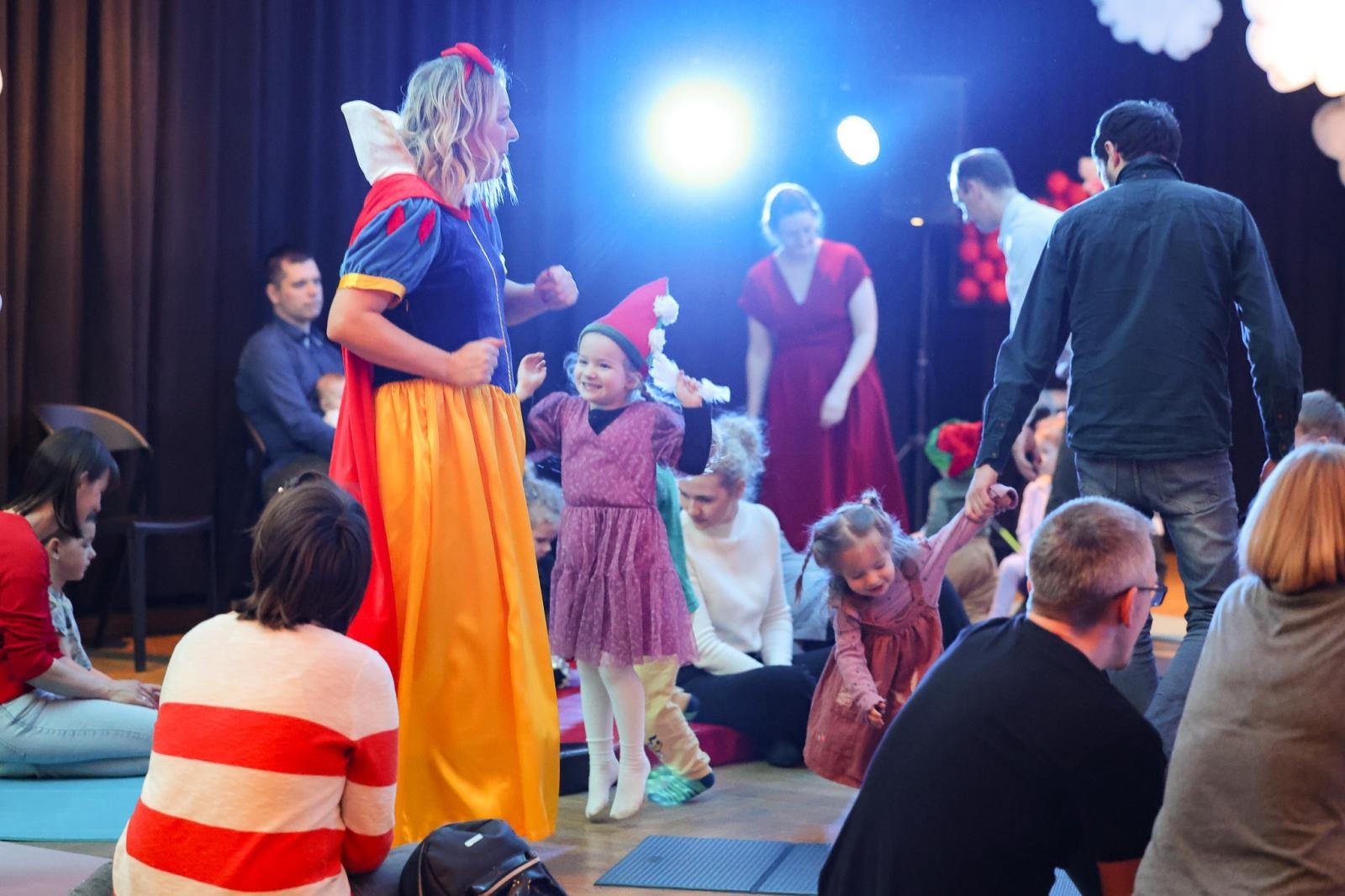 Zdjęcie w galerii na portalu naszraciborz.pl: Od Śnieżki po Kosmiczne Opowieści. Maluchy w krainie dźwięku zapraszają na koncert wiadomości z regionu