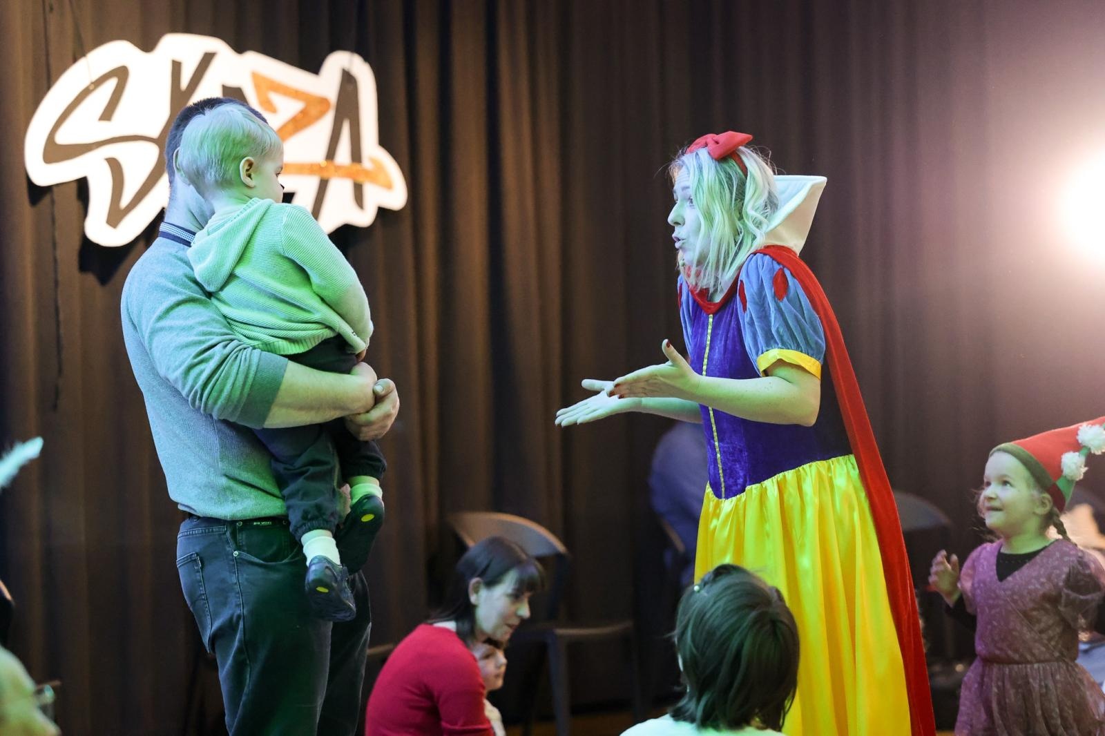 Zdjęcie w galerii na portalu naszraciborz.pl: Od Śnieżki po Kosmiczne Opowieści. Maluchy w krainie dźwięku zapraszają na koncert wiadomości z regionu