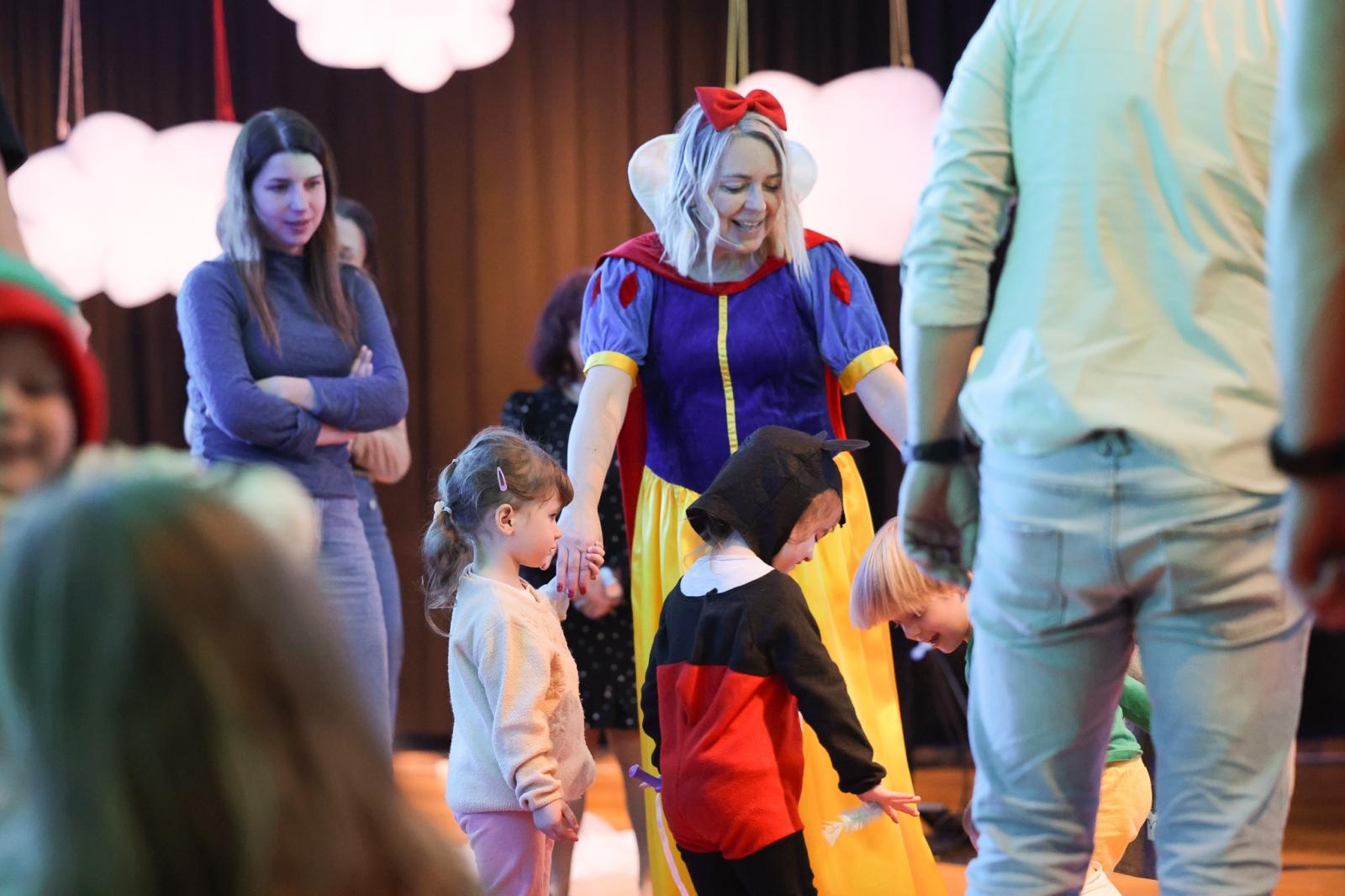 Zdjęcie w galerii na portalu naszraciborz.pl: Od Śnieżki po Kosmiczne Opowieści. Maluchy w krainie dźwięku zapraszają na koncert wiadomości z regionu