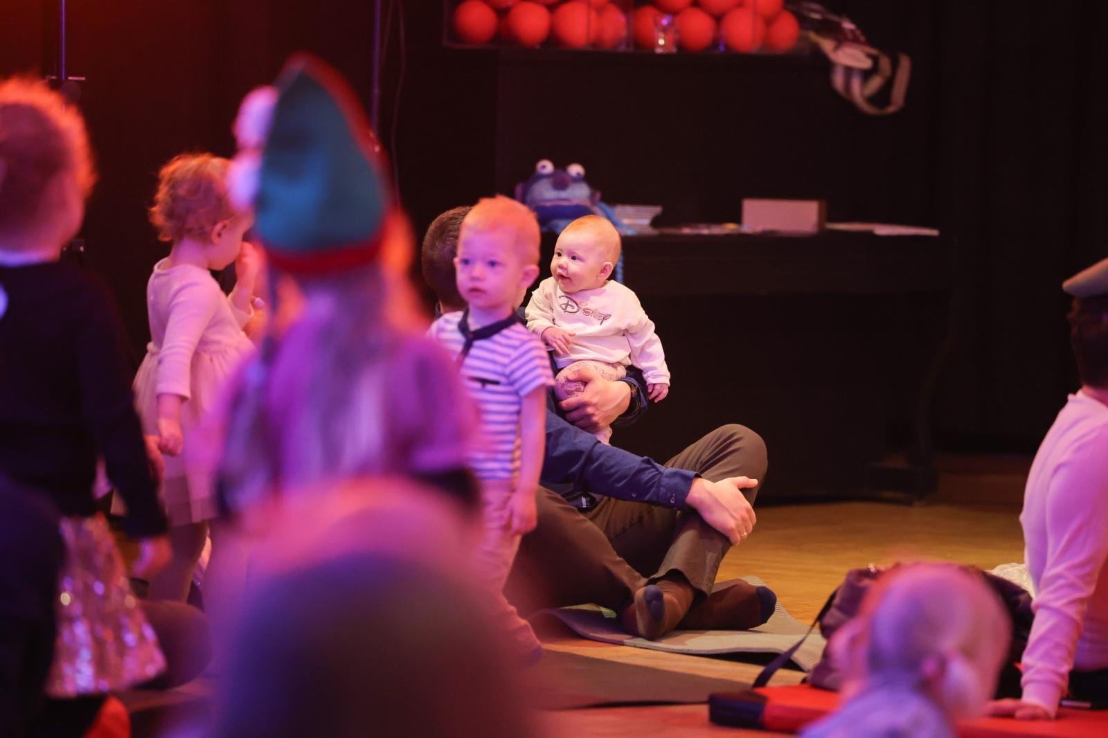 Zdjęcie w galerii na portalu naszraciborz.pl: Od Śnieżki po Kosmiczne Opowieści. Maluchy w krainie dźwięku zapraszają na koncert wiadomości z regionu