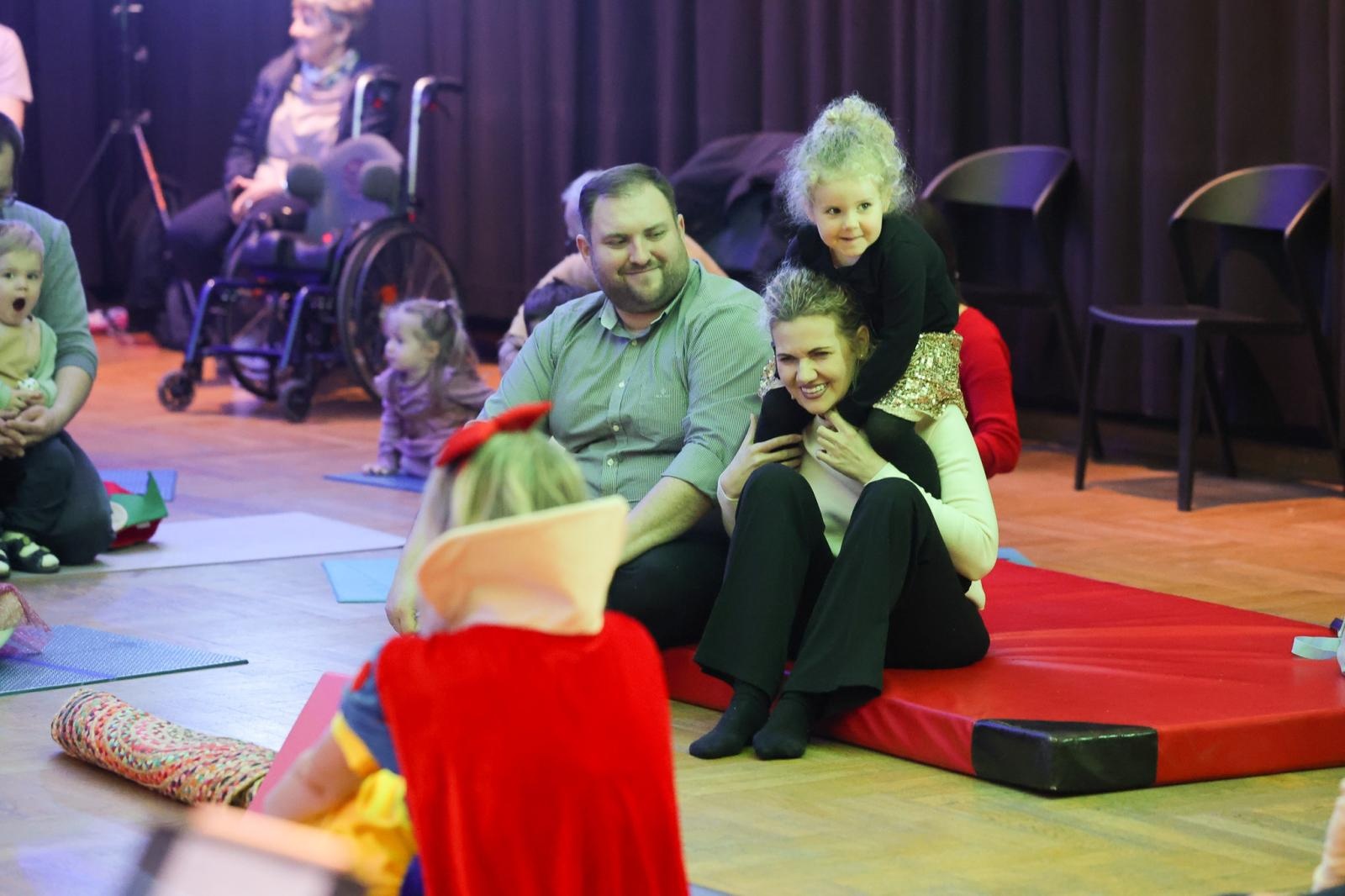 Zdjęcie w galerii na portalu naszraciborz.pl: Od Śnieżki po Kosmiczne Opowieści. Maluchy w krainie dźwięku zapraszają na koncert wiadomości z regionu