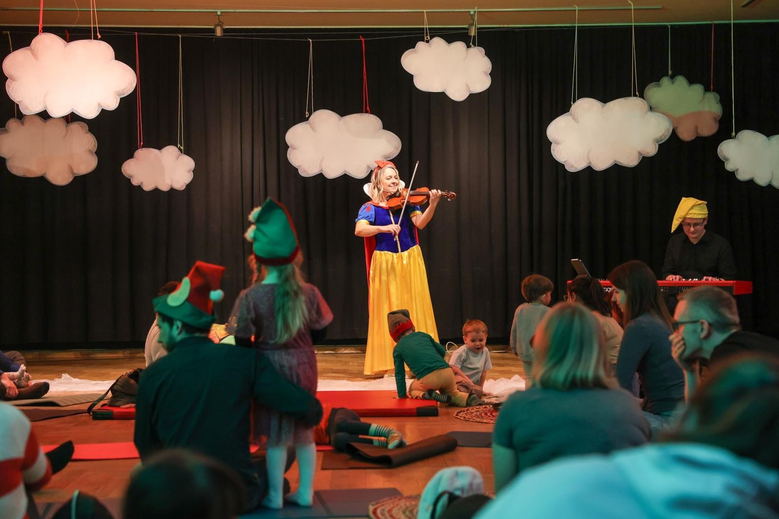 Zdjęcie w galerii na portalu naszraciborz.pl: Od Śnieżki po Kosmiczne Opowieści. Maluchy w krainie dźwięku zapraszają na koncert wiadomości z regionu