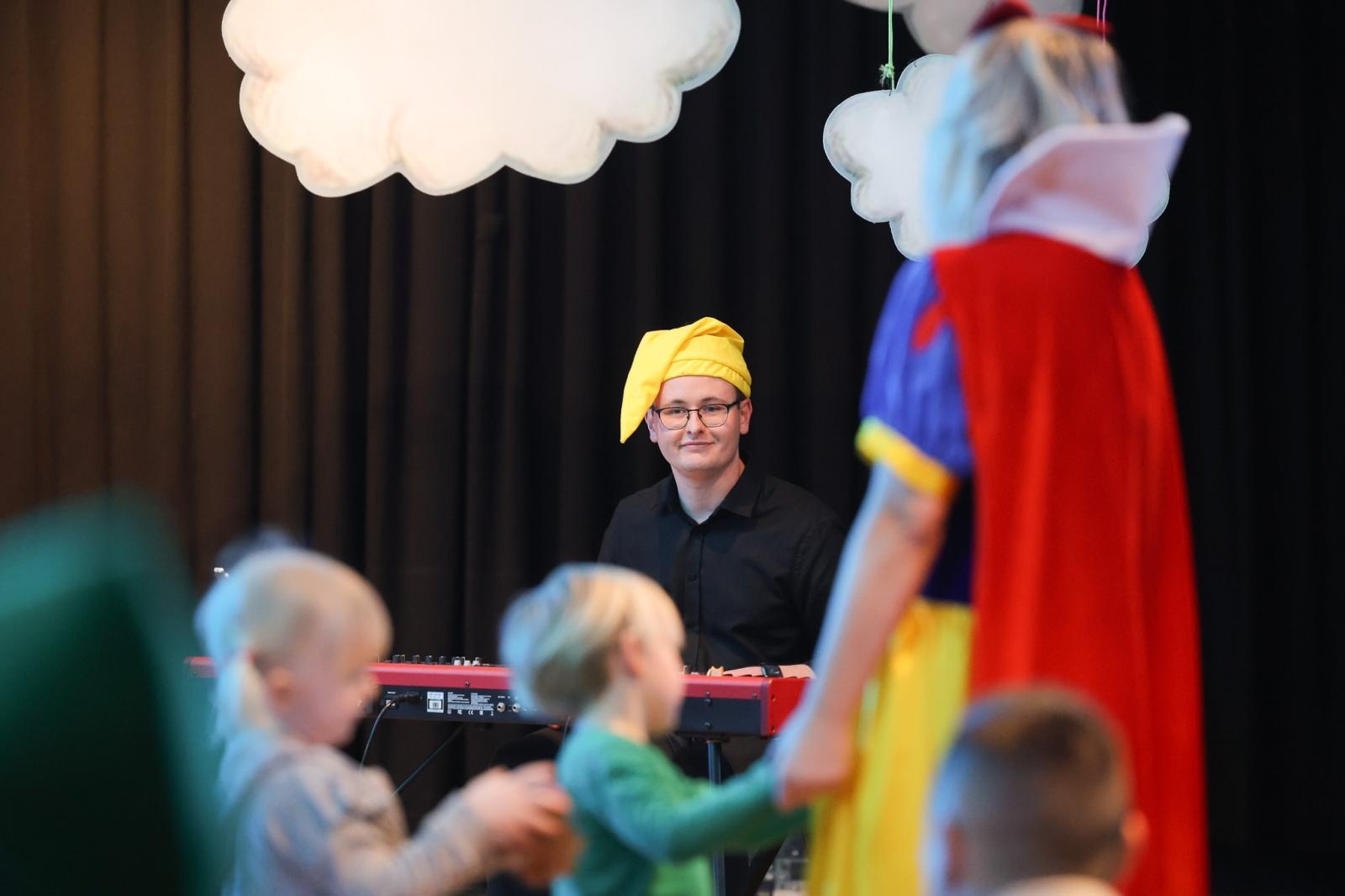 Zdjęcie w galerii na portalu naszraciborz.pl: Od Śnieżki po Kosmiczne Opowieści. Maluchy w krainie dźwięku zapraszają na koncert wiadomości z regionu