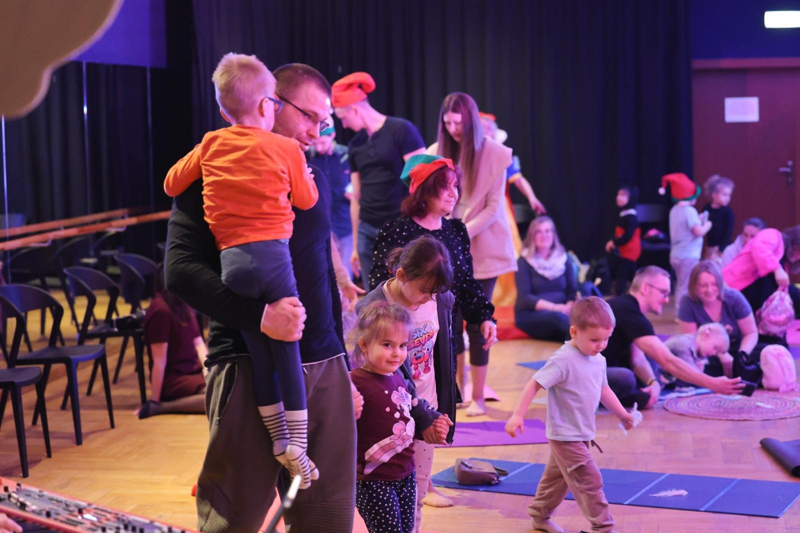 Zdjęcie w galerii na portalu naszraciborz.pl: Od Śnieżki po Kosmiczne Opowieści. Maluchy w krainie dźwięku zapraszają na koncert wiadomości z regionu