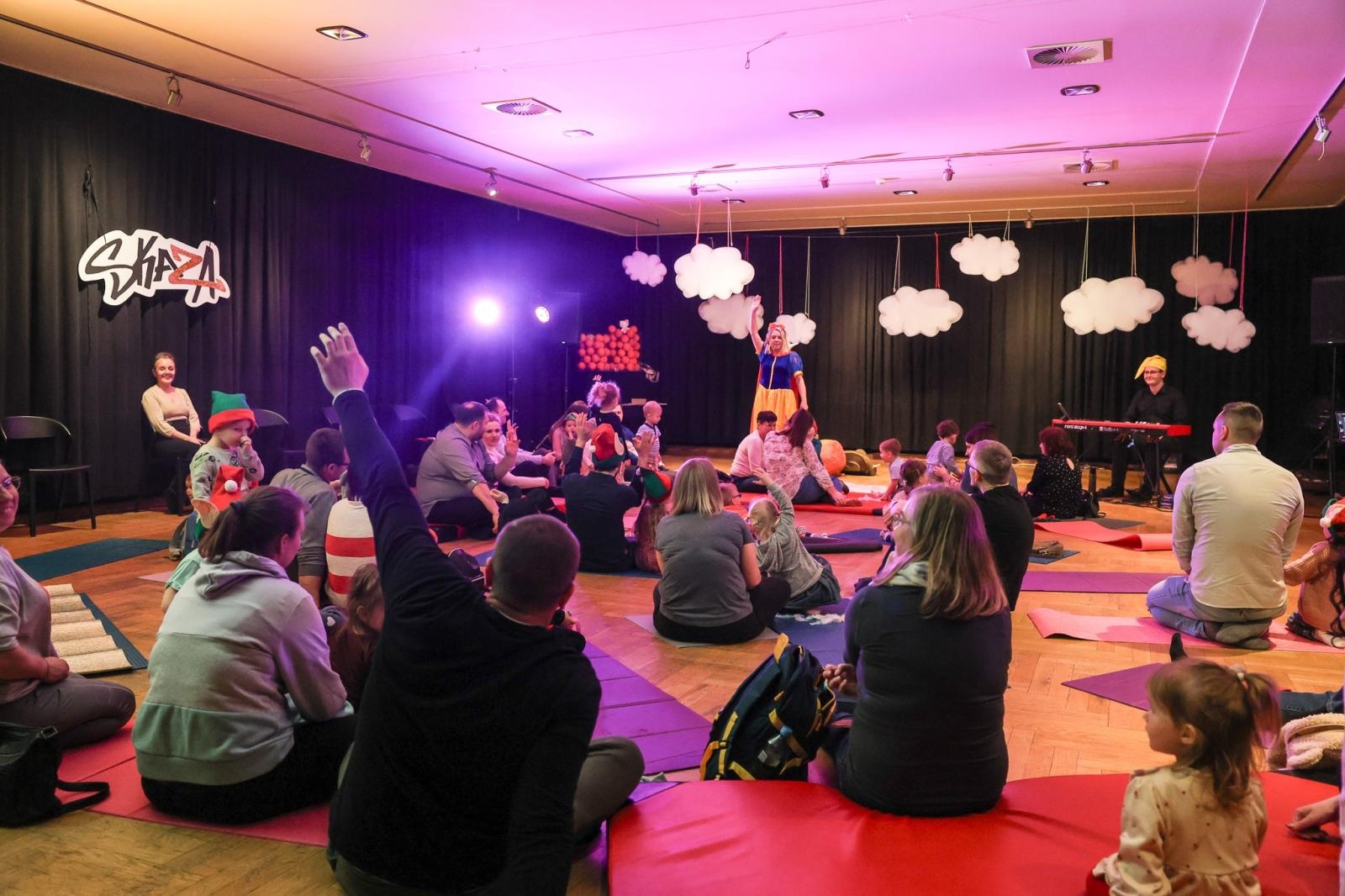 Zdjęcie w galerii na portalu naszraciborz.pl: Od Śnieżki po Kosmiczne Opowieści. Maluchy w krainie dźwięku zapraszają na koncert wiadomości z regionu