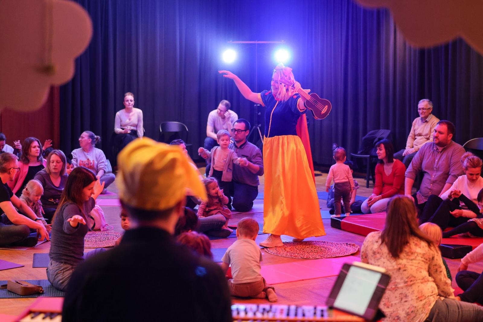 Zdjęcie w galerii na portalu naszraciborz.pl: Od Śnieżki po Kosmiczne Opowieści. Maluchy w krainie dźwięku zapraszają na koncert wiadomości z regionu