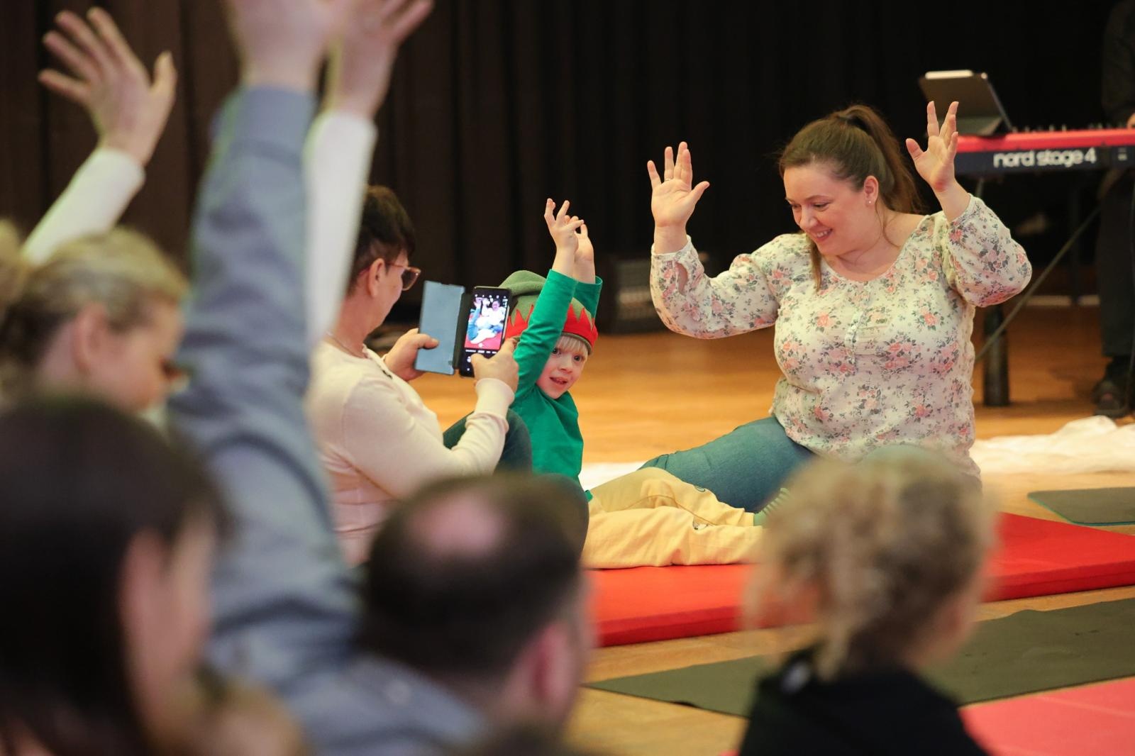 Zdjęcie w galerii na portalu naszraciborz.pl: Od Śnieżki po Kosmiczne Opowieści. Maluchy w krainie dźwięku zapraszają na koncert wiadomości z regionu