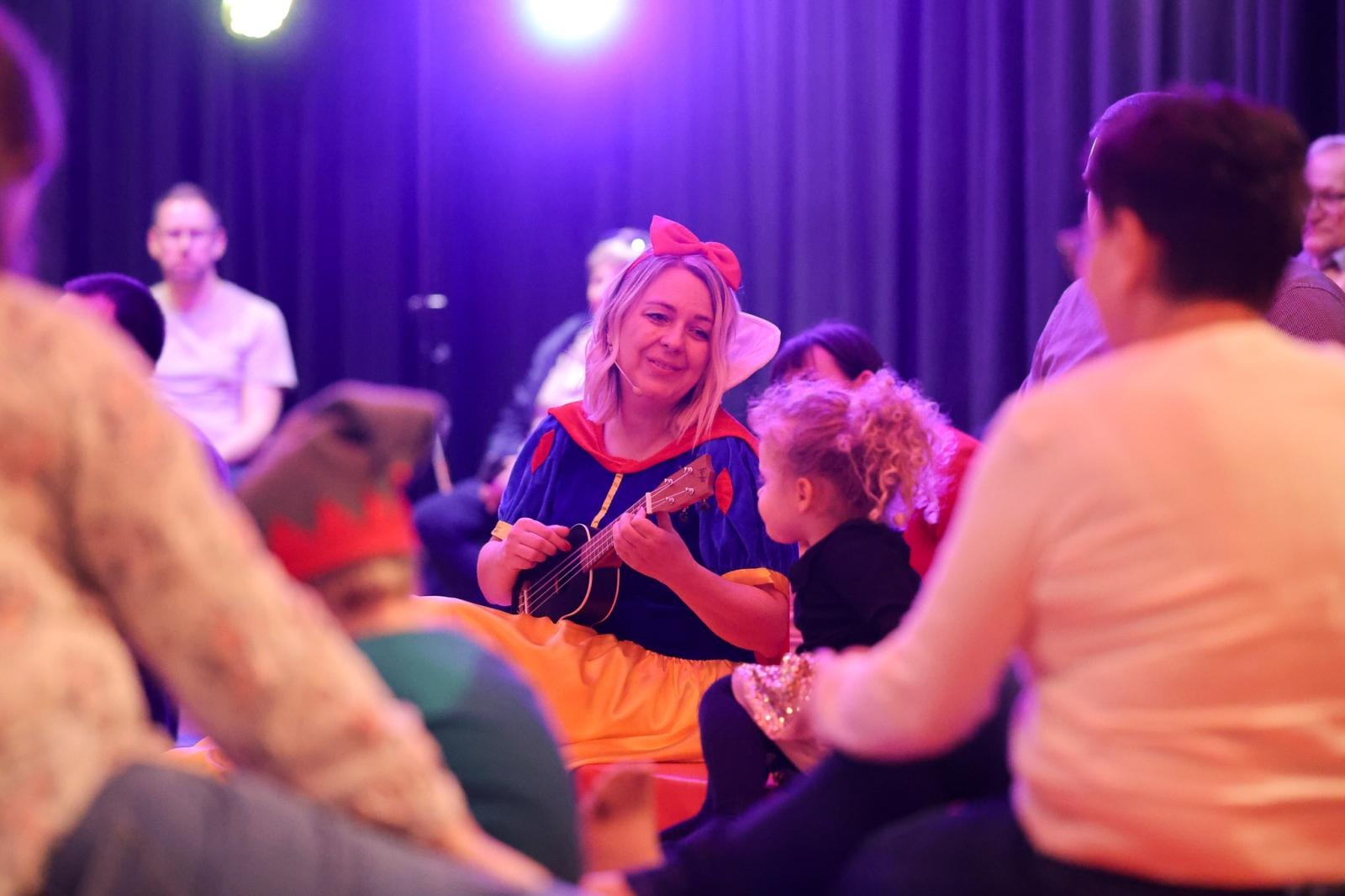 Zdjęcie w galerii na portalu naszraciborz.pl: Od Śnieżki po Kosmiczne Opowieści. Maluchy w krainie dźwięku zapraszają na koncert wiadomości z regionu