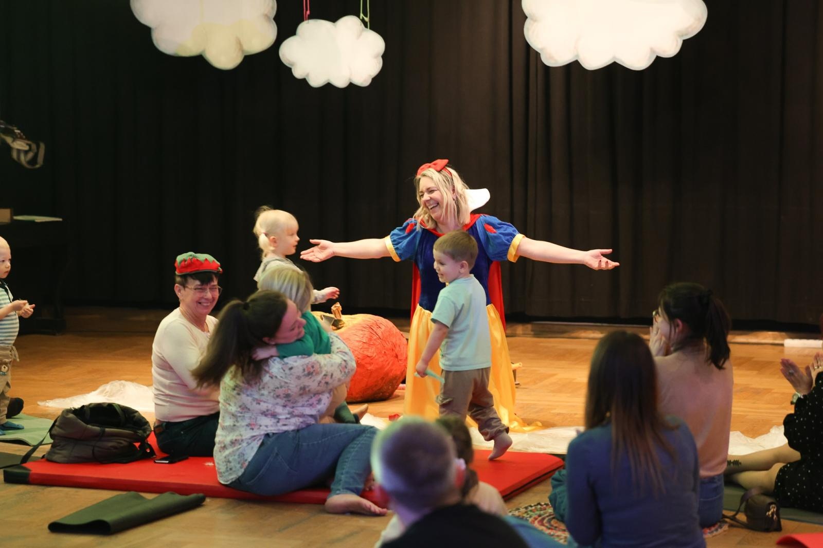 Zdjęcie w galerii na portalu naszraciborz.pl: Od Śnieżki po Kosmiczne Opowieści. Maluchy w krainie dźwięku zapraszają na koncert wiadomości z regionu