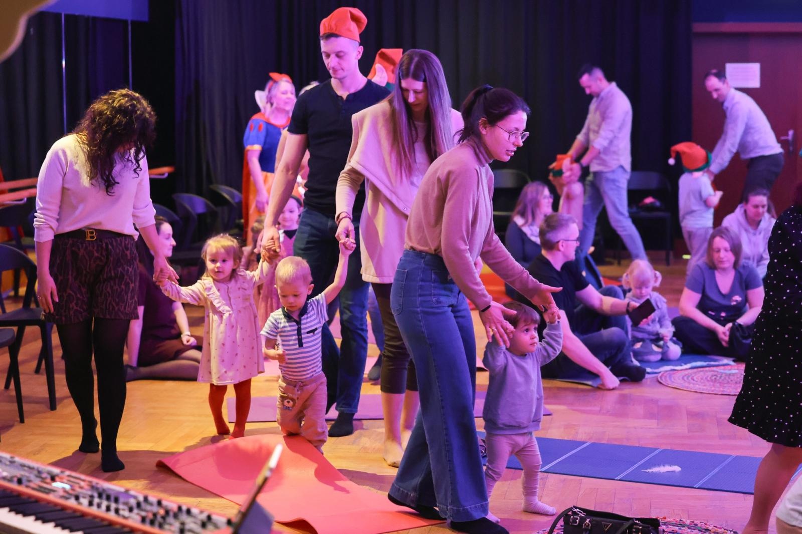 Zdjęcie w galerii na portalu naszraciborz.pl: Od Śnieżki po Kosmiczne Opowieści. Maluchy w krainie dźwięku zapraszają na koncert wiadomości z regionu