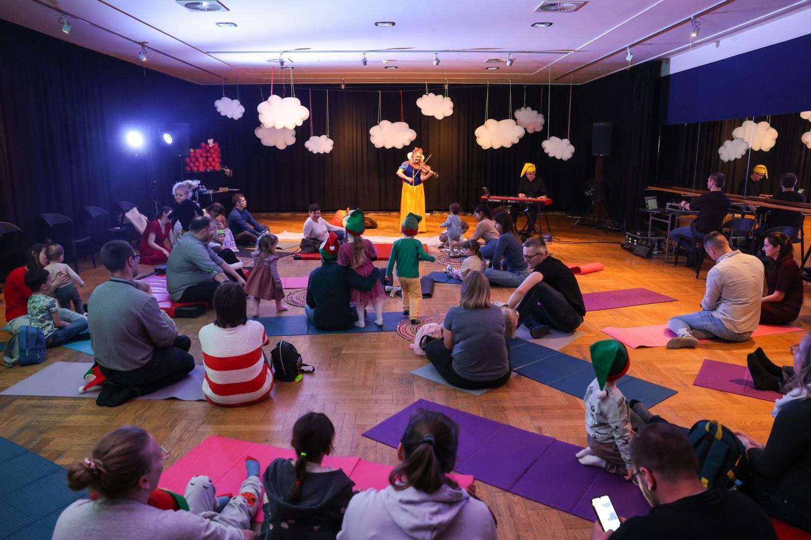 Zdjęcie w galerii na portalu naszraciborz.pl: Od Śnieżki po Kosmiczne Opowieści. Maluchy w krainie dźwięku zapraszają na koncert wiadomości z regionu