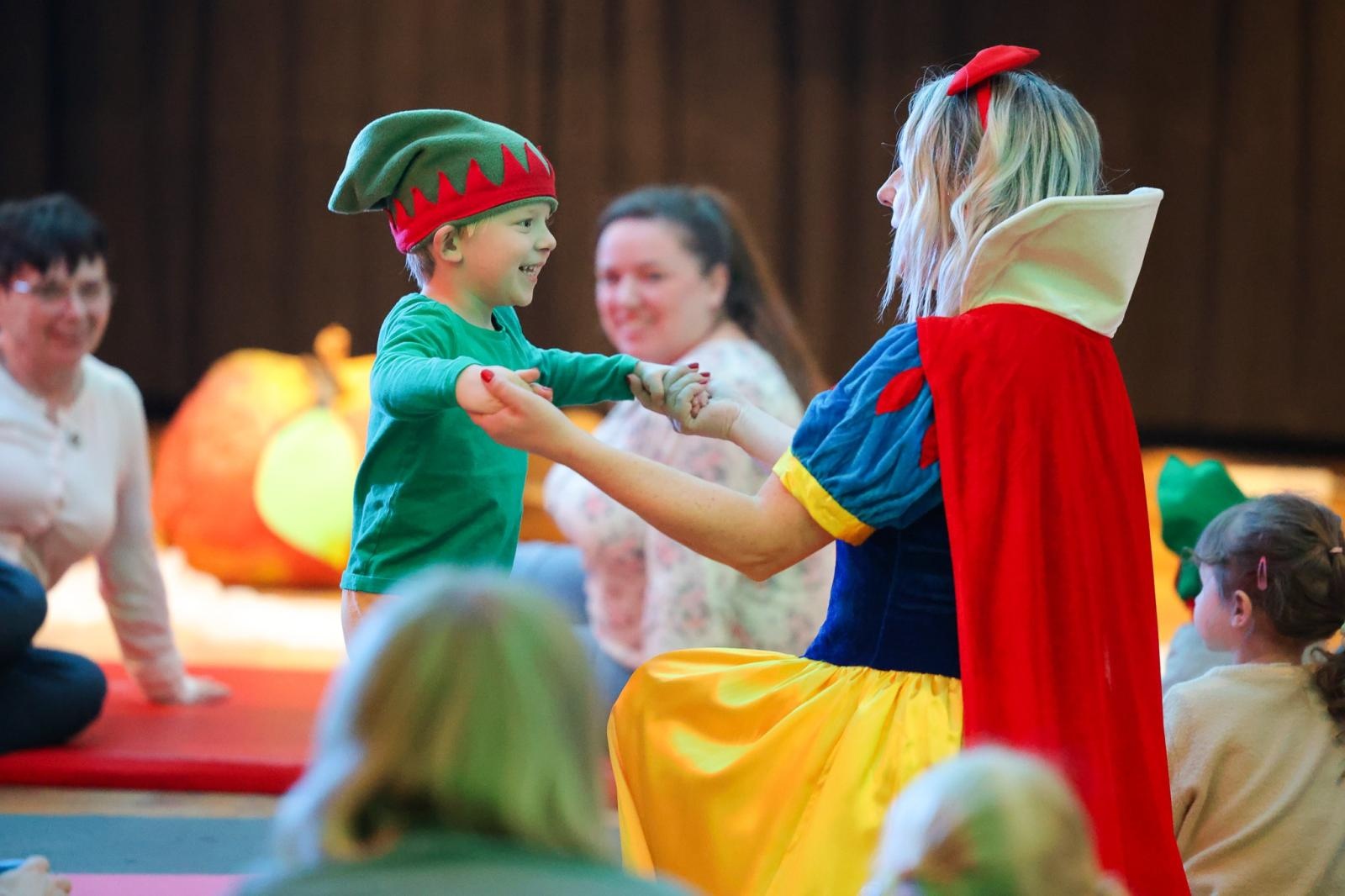 Zdjęcie w galerii na portalu naszraciborz.pl: Od Śnieżki po Kosmiczne Opowieści. Maluchy w krainie dźwięku zapraszają na koncert wiadomości z regionu