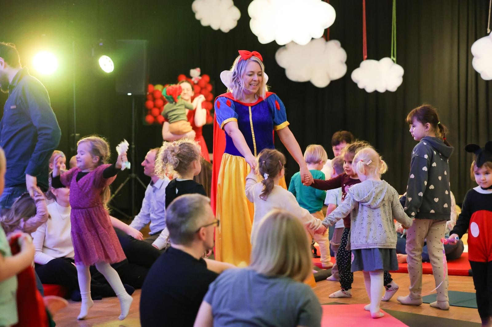 Zdjęcie w galerii na portalu naszraciborz.pl: Od Śnieżki po Kosmiczne Opowieści. Maluchy w krainie dźwięku zapraszają na koncert wiadomości z regionu