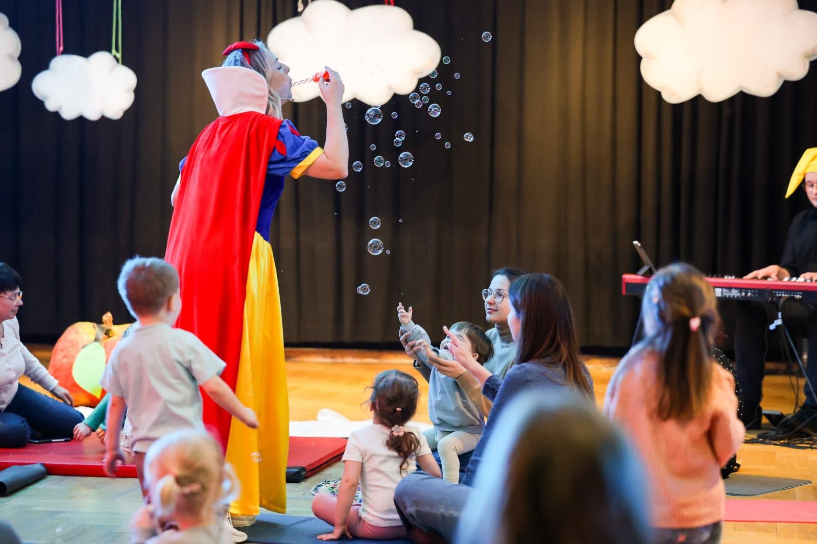 Zdjęcie w galerii na portalu naszraciborz.pl: Od Śnieżki po Kosmiczne Opowieści. Maluchy w krainie dźwięku zapraszają na koncert wiadomości z regionu
