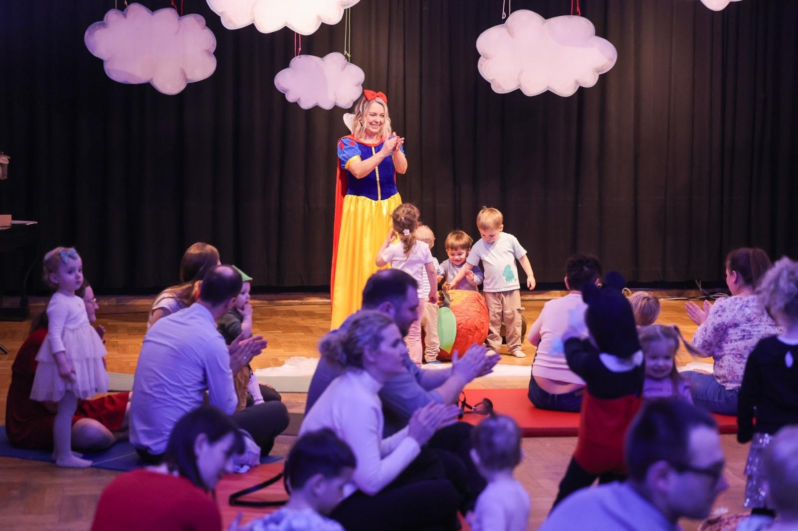 Zdjęcie w galerii na portalu naszraciborz.pl: Od Śnieżki po Kosmiczne Opowieści. Maluchy w krainie dźwięku zapraszają na koncert wiadomości z regionu