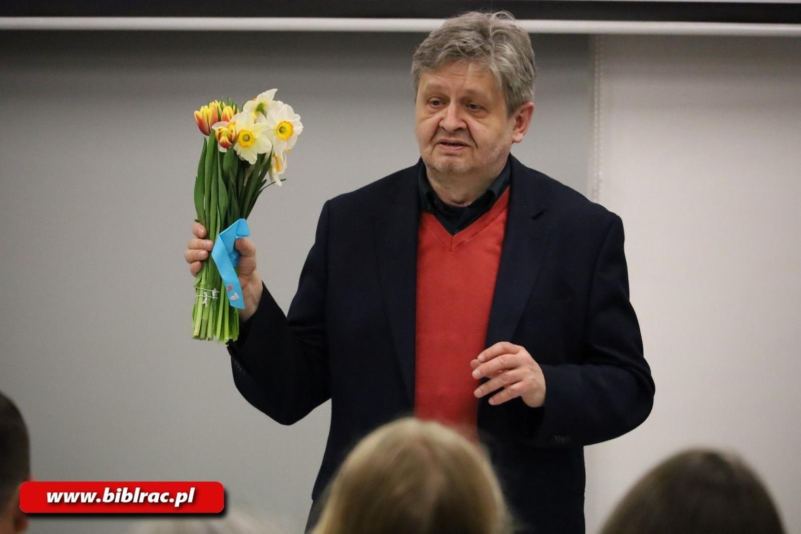 Zdjęcie w galerii na portalu naszraciborz.pl: Poeta jest po to, żeby się dziwić. Spotkanie autorskie Jacka Molędy w bibliotece wiadomości z regionu