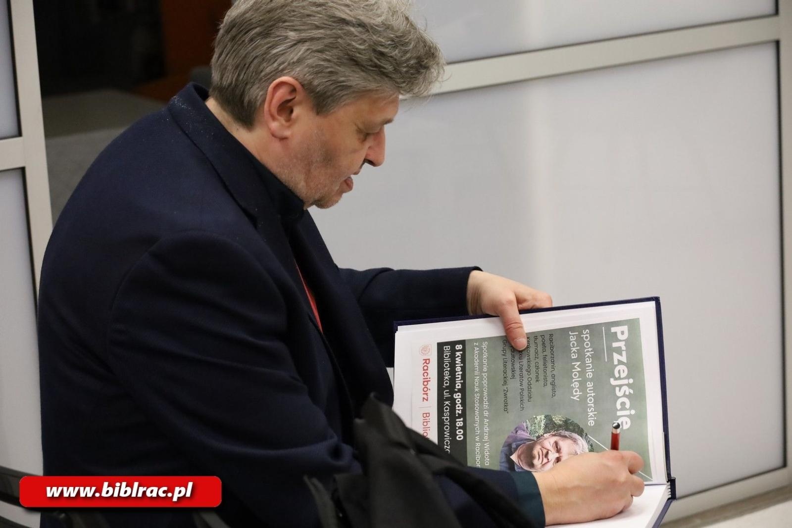 Zdjęcie w galerii na portalu naszraciborz.pl: Poeta jest po to, żeby się dziwić. Spotkanie autorskie Jacka Molędy w bibliotece wiadomości z regionu