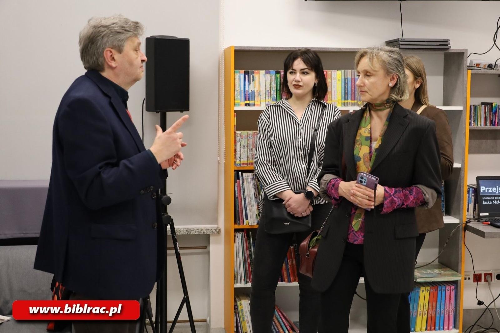 Zdjęcie w galerii na portalu naszraciborz.pl: Poeta jest po to, żeby się dziwić. Spotkanie autorskie Jacka Molędy w bibliotece wiadomości z regionu