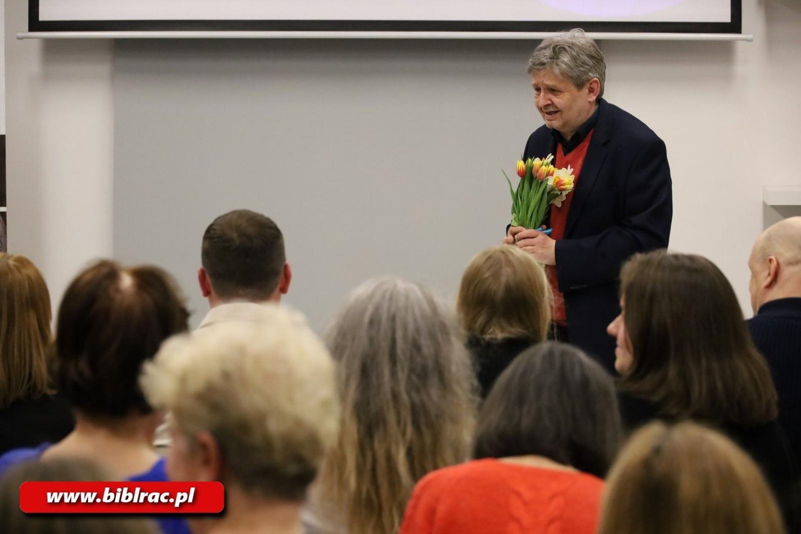 Zdjęcie w galerii na portalu naszraciborz.pl: Poeta jest po to, żeby się dziwić. Spotkanie autorskie Jacka Molędy w bibliotece wiadomości z regionu