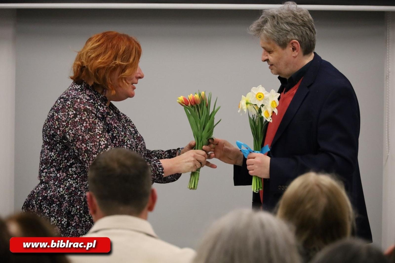Zdjęcie w galerii na portalu naszraciborz.pl: Poeta jest po to, żeby się dziwić. Spotkanie autorskie Jacka Molędy w bibliotece wiadomości z regionu