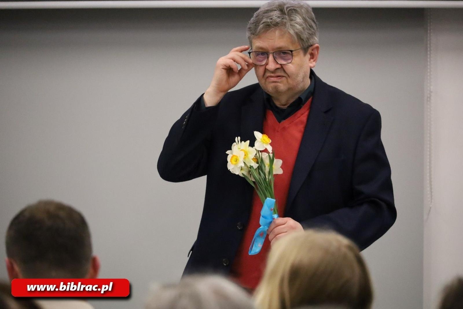 Zdjęcie w galerii na portalu naszraciborz.pl: Poeta jest po to, żeby się dziwić. Spotkanie autorskie Jacka Molędy w bibliotece wiadomości z regionu