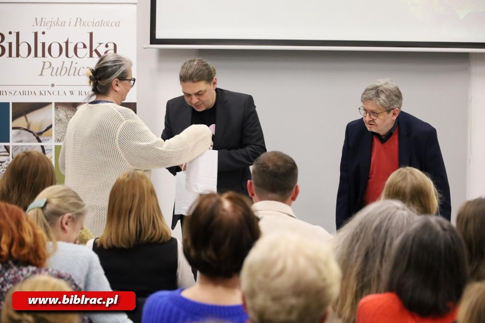 Zdjęcie w galerii na portalu naszraciborz.pl: Poeta jest po to, żeby się dziwić. Spotkanie autorskie Jacka Molędy w bibliotece wiadomości z regionu