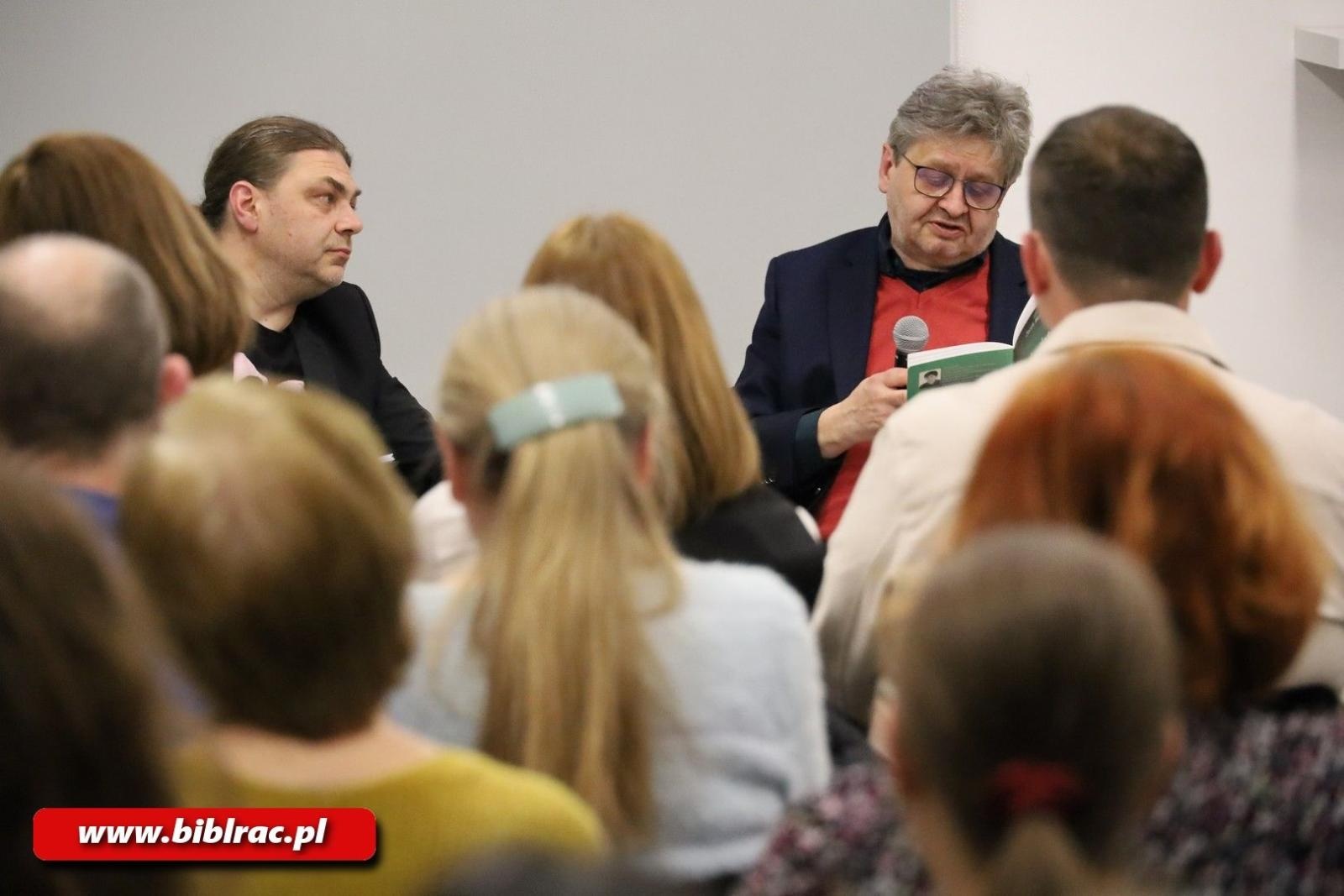 Zdjęcie w galerii na portalu naszraciborz.pl: Poeta jest po to, żeby się dziwić. Spotkanie autorskie Jacka Molędy w bibliotece wiadomości z regionu