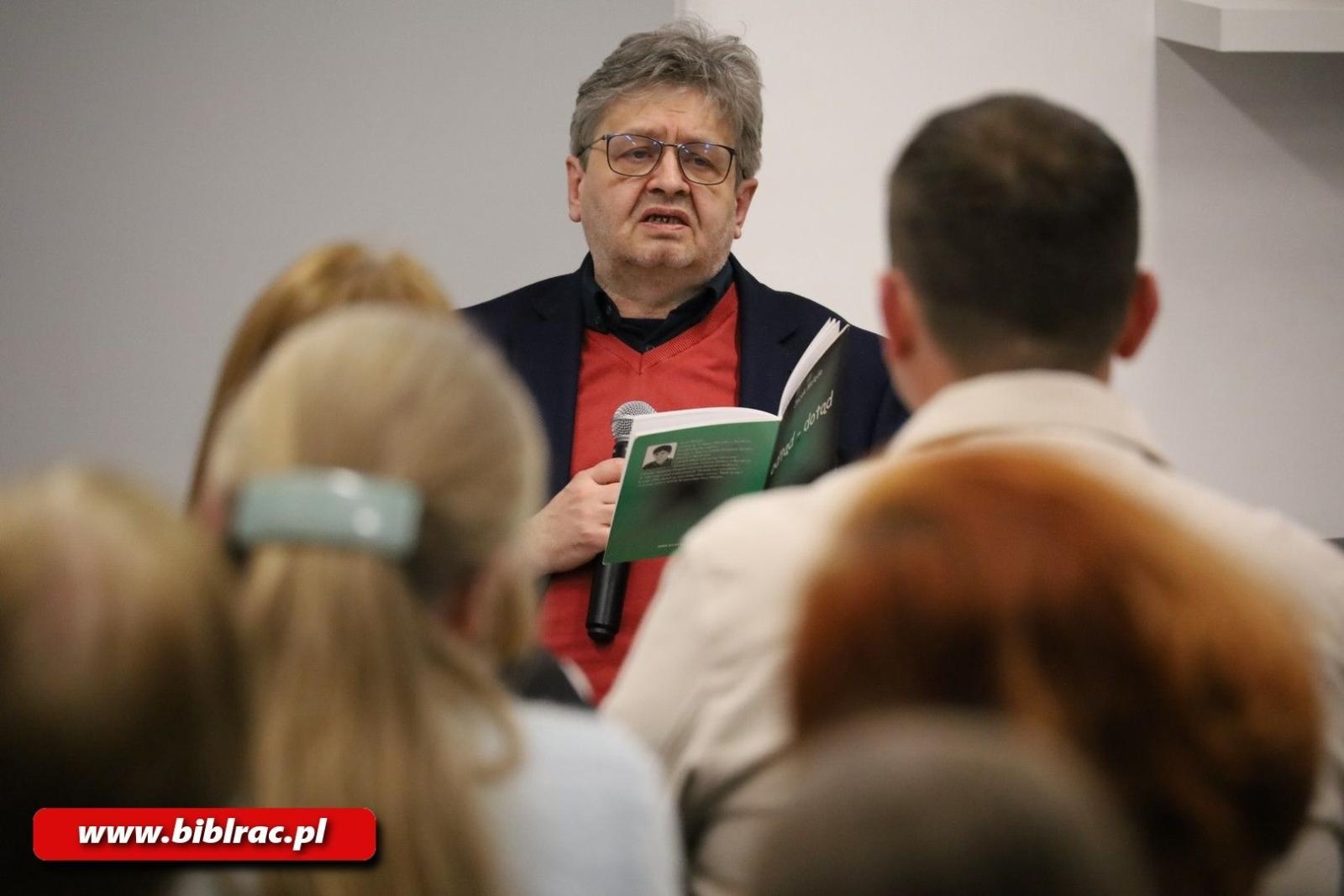 Zdjęcie w galerii na portalu naszraciborz.pl: Poeta jest po to, żeby się dziwić. Spotkanie autorskie Jacka Molędy w bibliotece wiadomości z regionu