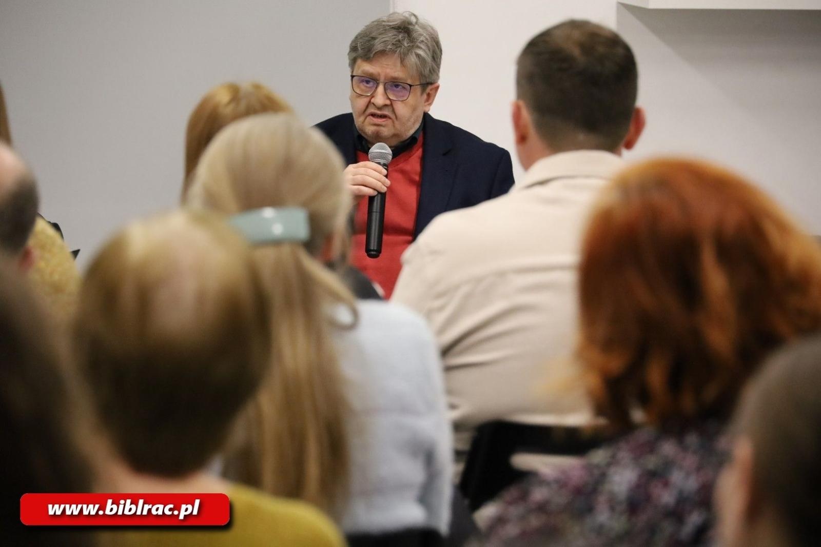 Zdjęcie w galerii na portalu naszraciborz.pl: Poeta jest po to, żeby się dziwić. Spotkanie autorskie Jacka Molędy w bibliotece wiadomości z regionu