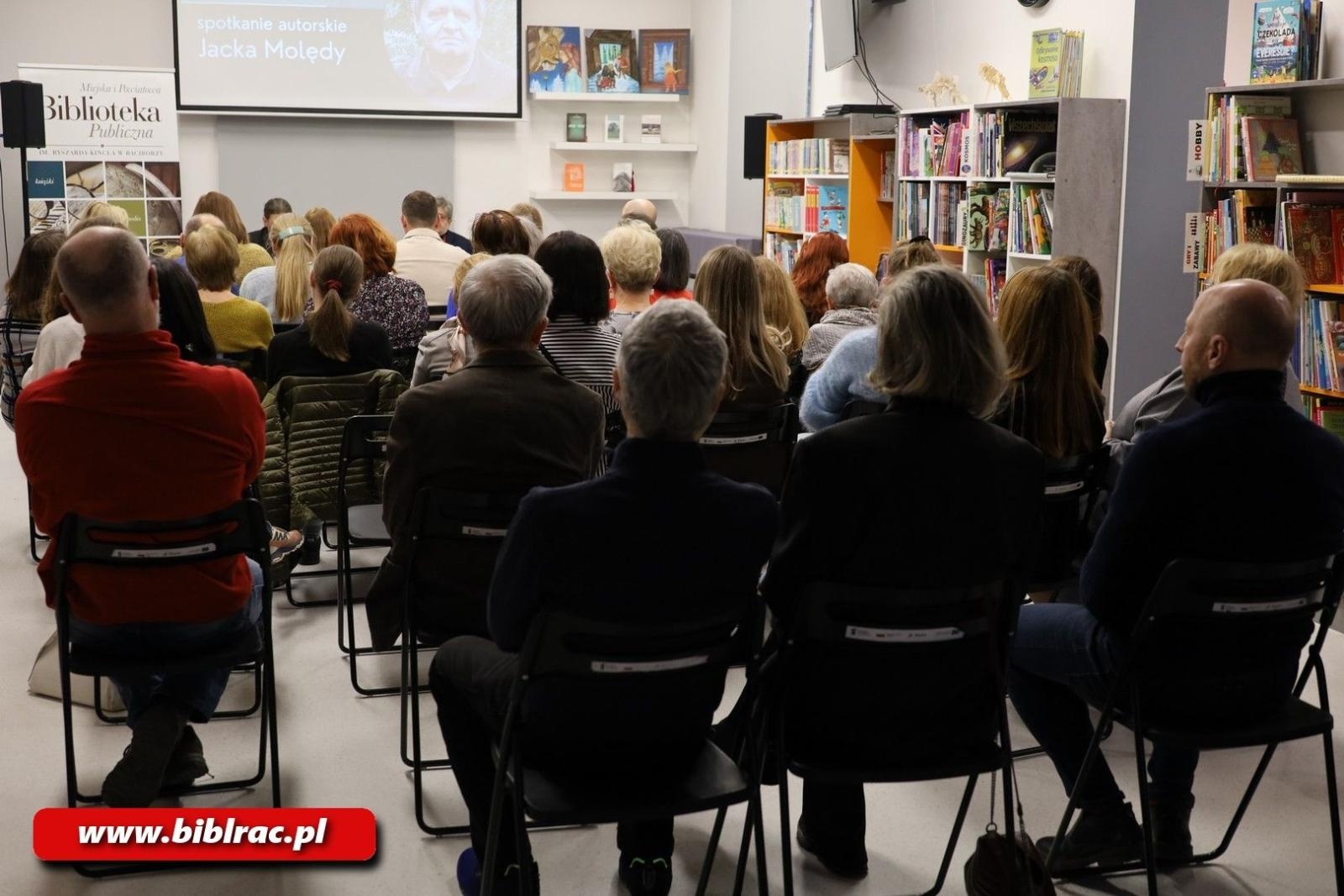 Zdjęcie w galerii na portalu naszraciborz.pl: Poeta jest po to, żeby się dziwić. Spotkanie autorskie Jacka Molędy w bibliotece wiadomości z regionu