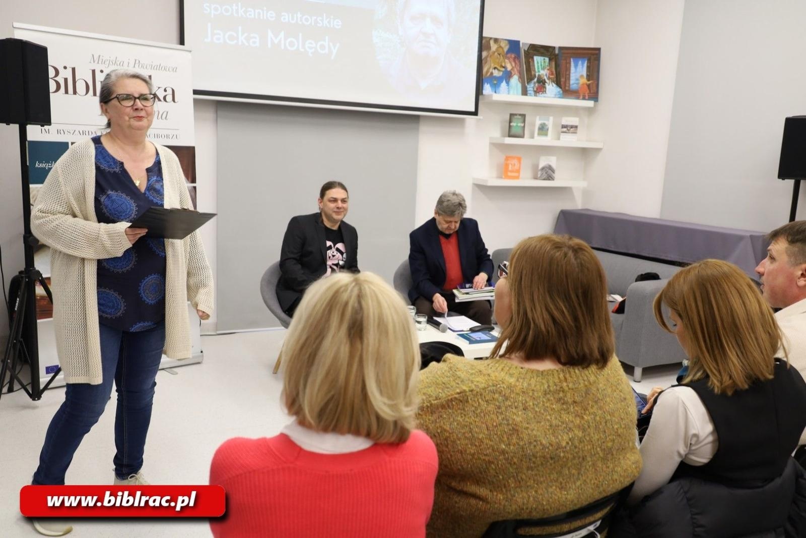 Zdjęcie w galerii na portalu naszraciborz.pl: Poeta jest po to, żeby się dziwić. Spotkanie autorskie Jacka Molędy w bibliotece wiadomości z regionu