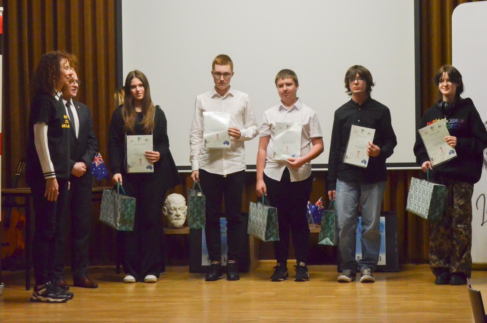 Zdjęcie w galerii na portalu naszraciborz.pl: Młodzi angliści zabłysnęli w Raciborzu – sukces Powiatowego Konkursu Języka Angielskiego Tell Your Tale wiadomości z regionu