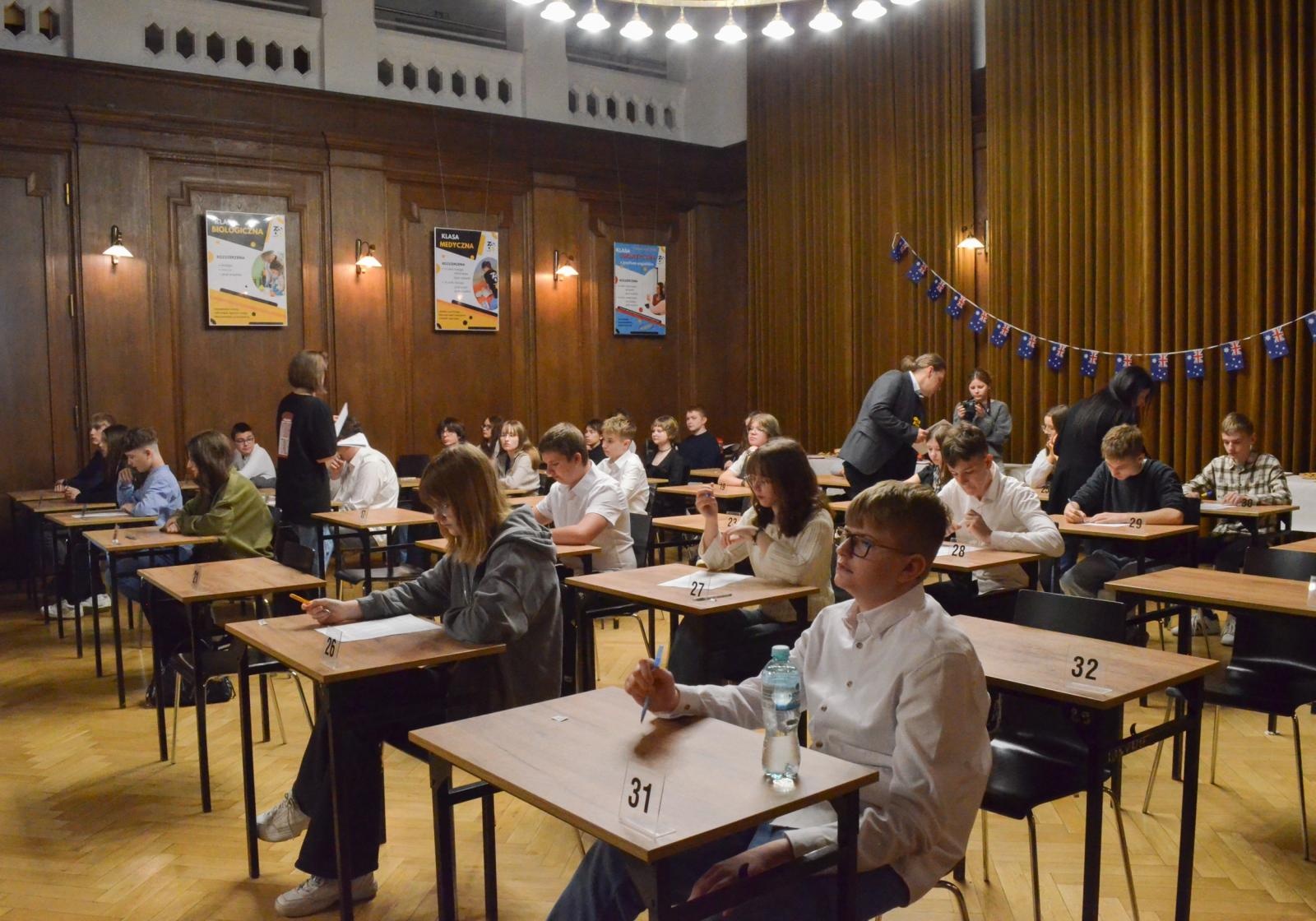 Zdjęcie w galerii na portalu naszraciborz.pl: Młodzi angliści zabłysnęli w Raciborzu – sukces Powiatowego Konkursu Języka Angielskiego Tell Your Tale wiadomości z regionu