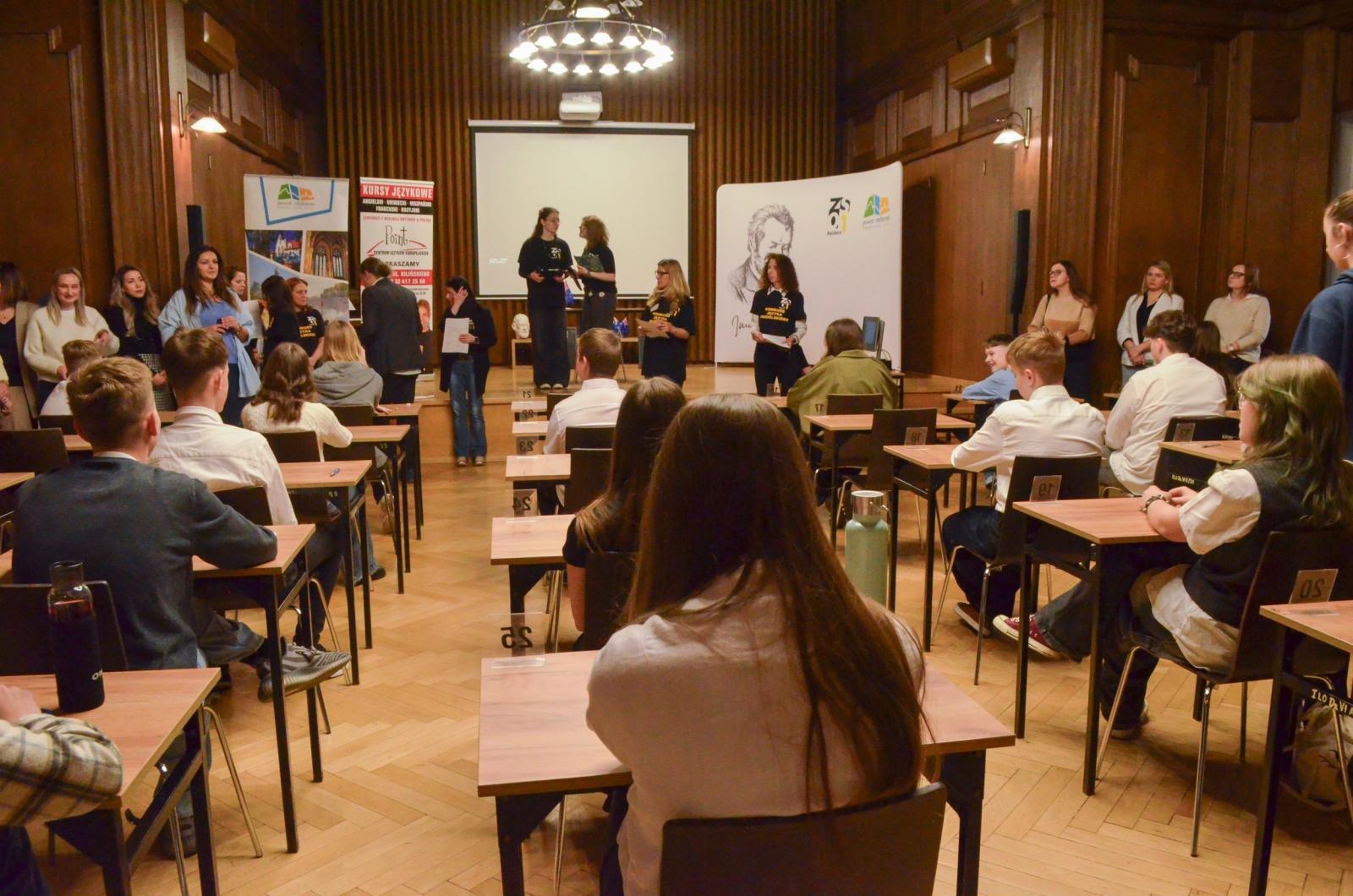 Zdjęcie w galerii na portalu naszraciborz.pl: Młodzi angliści zabłysnęli w Raciborzu – sukces Powiatowego Konkursu Języka Angielskiego Tell Your Tale wiadomości z regionu