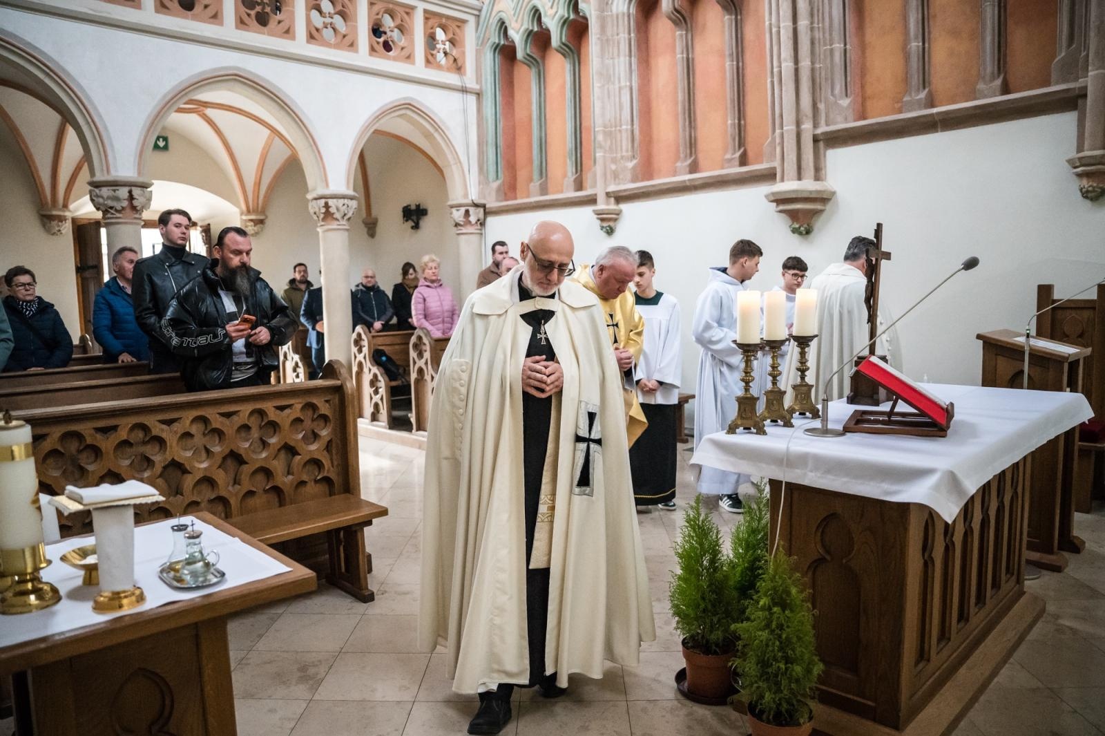 Zdjęcie w galerii na portalu naszraciborz.pl: Krzyżacy w Raciborzu. Msza św. w kaplicy zamkowej nawiązała do historii księcia Mieszka wiadomości z regionu