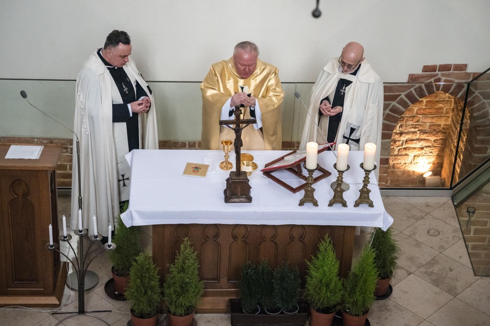 Zdjęcie w galerii na portalu naszraciborz.pl: Krzyżacy w Raciborzu. Msza św. w kaplicy zamkowej nawiązała do historii księcia Mieszka wiadomości z regionu