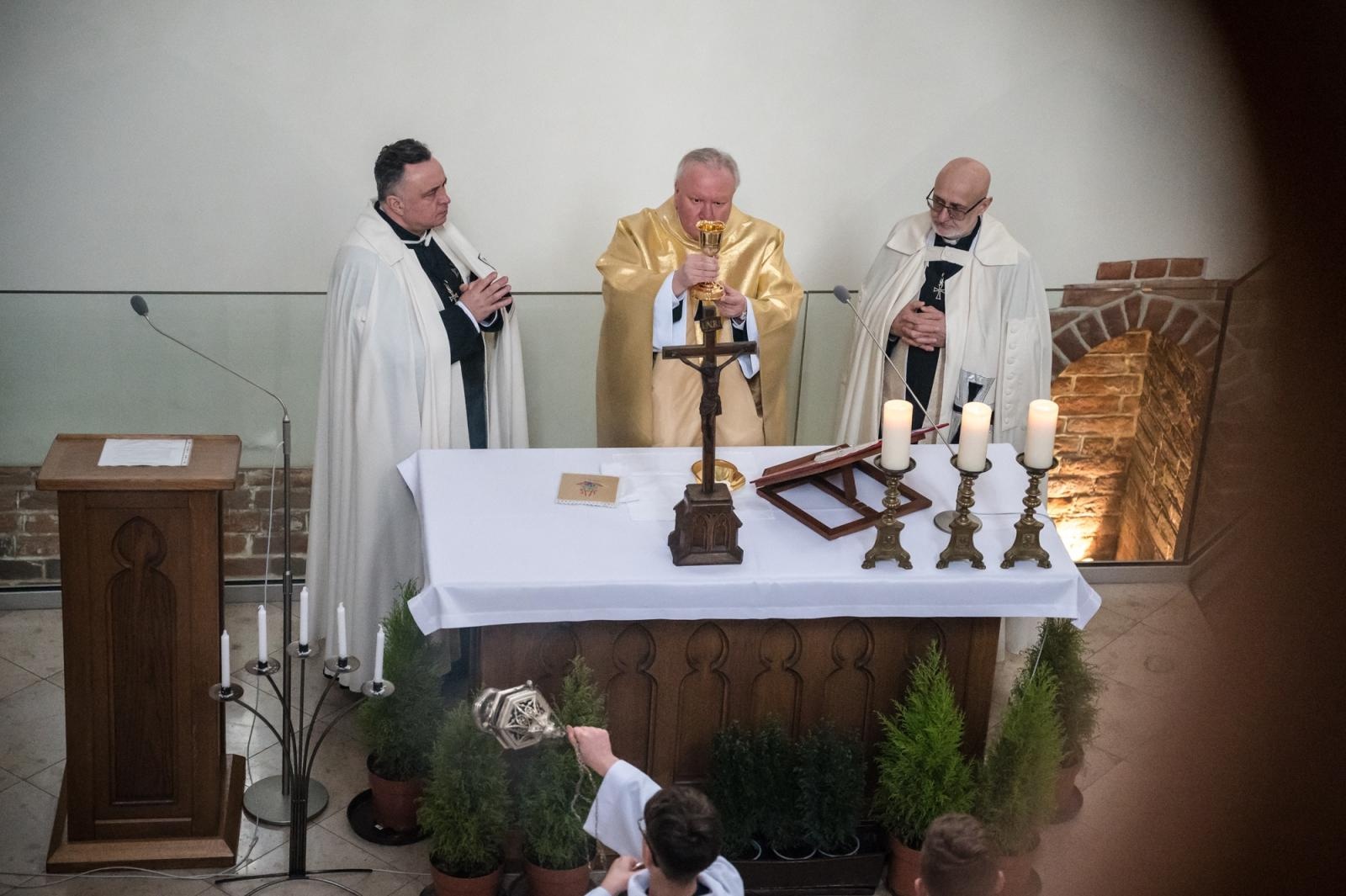 Zdjęcie w galerii na portalu naszraciborz.pl: Krzyżacy w Raciborzu. Msza św. w kaplicy zamkowej nawiązała do historii księcia Mieszka wiadomości z regionu