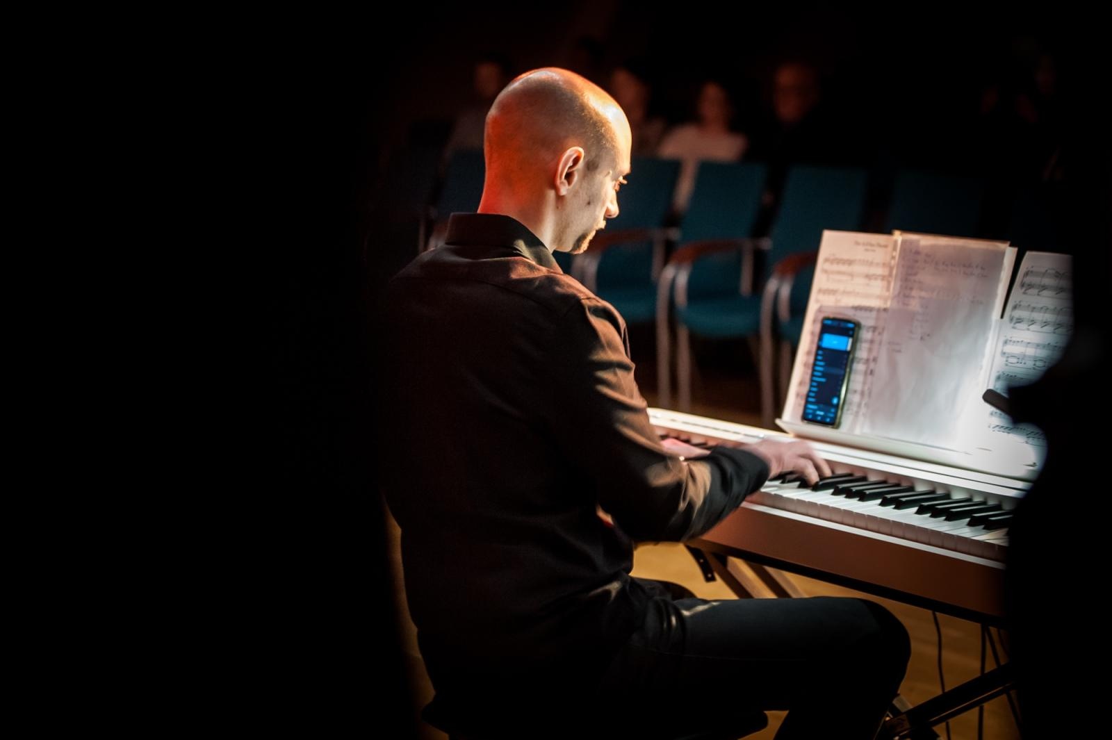 Zdjęcie w galerii na portalu naszraciborz.pl: Mroczne historie i muzyka filmowa na Zamku Piastowskim [FOTO i WIDEO] wiadomości z regionu