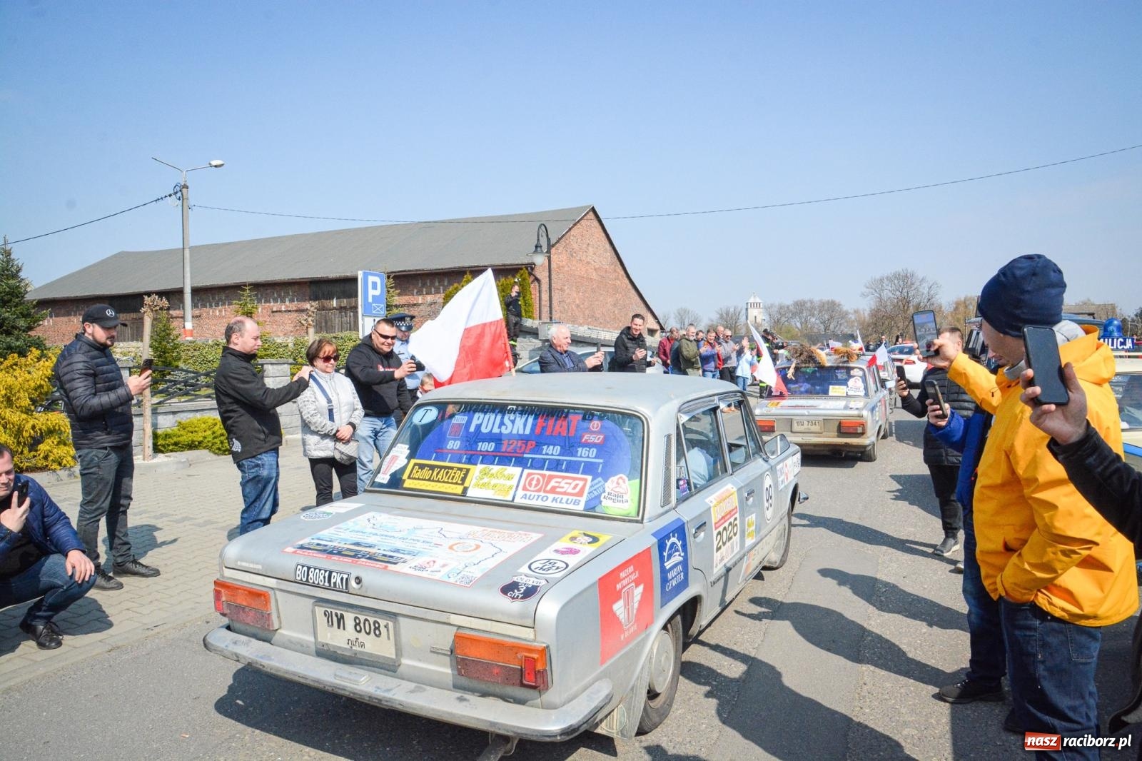 Zdjęcie w galerii na portalu naszraciborz.pl: Z Tajlandii do Chałupek: Kultowe Fiaty i Polonez tłumnie powitane w ojczyźnie [FOTO i WIDEO] wiadomości z regionu