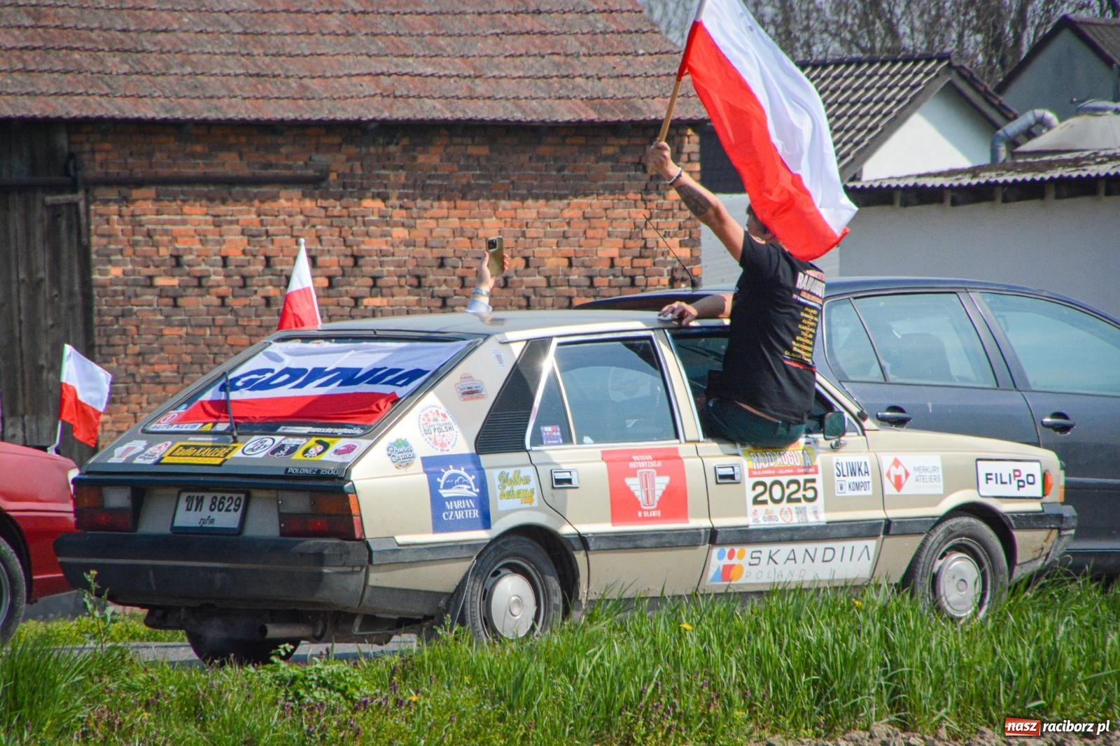 Zdjęcie w galerii na portalu naszraciborz.pl: Z Tajlandii do Chałupek: Kultowe Fiaty i Polonez tłumnie powitane w ojczyźnie [FOTO i WIDEO] wiadomości z regionu