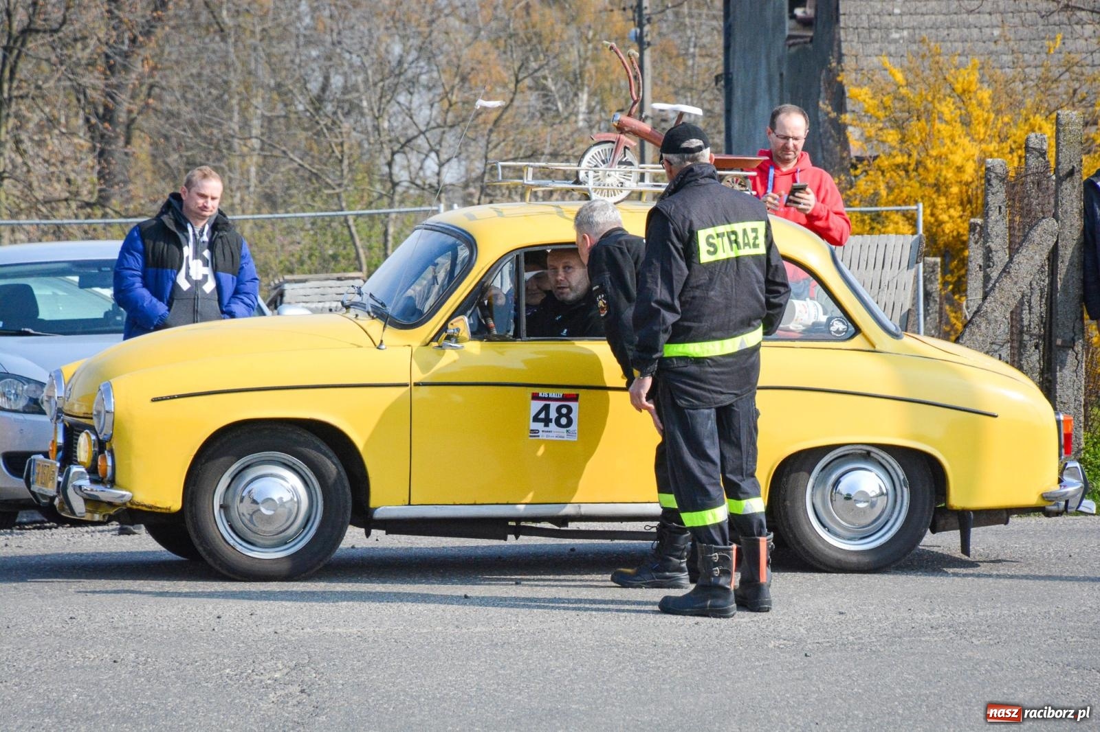 Zdjęcie w galerii na portalu naszraciborz.pl: Z Tajlandii do Chałupek: Kultowe Fiaty i Polonez tłumnie powitane w ojczyźnie [FOTO i WIDEO] wiadomości z regionu